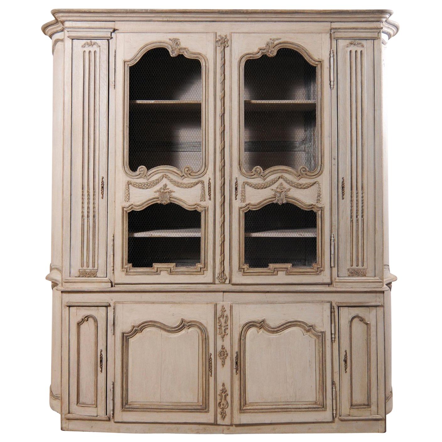 Grande vitrine et meuble de rangement français en bois sculpté et peint