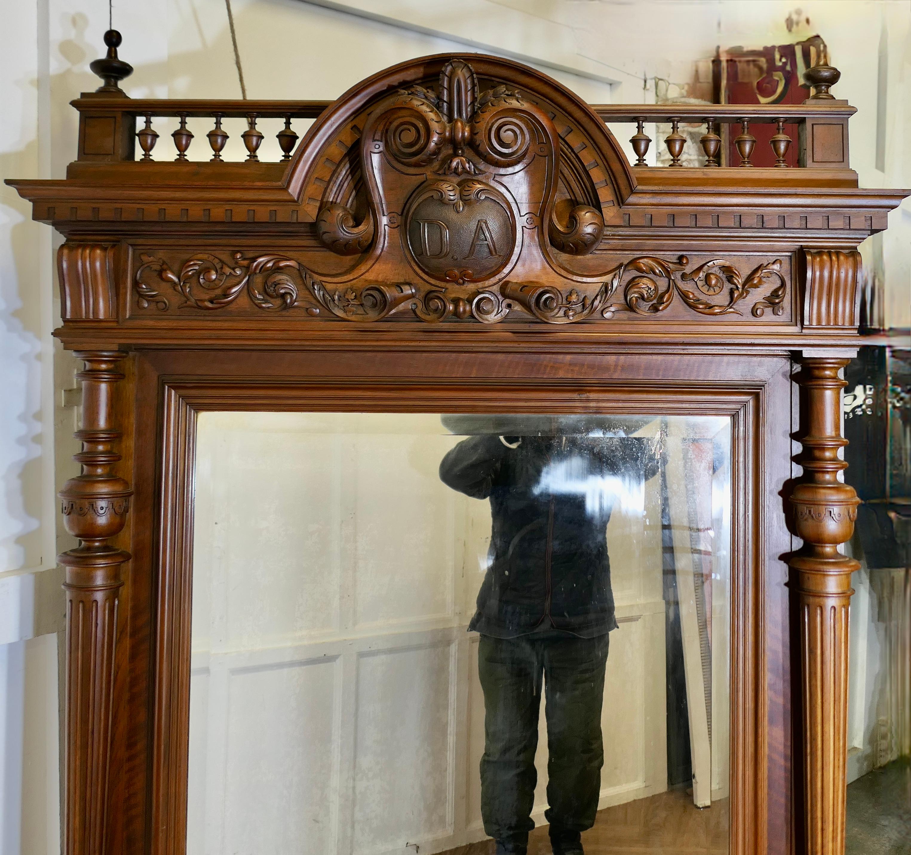 Noce Grande specchio da parete francese Chateaux con cimiero intagliato in vendita