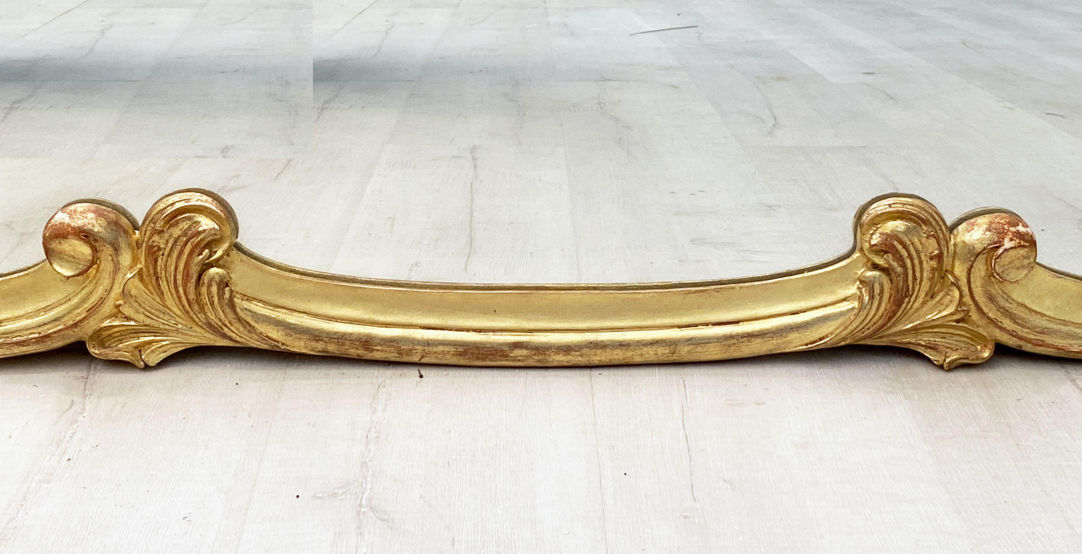 Großer französischer geschnitzter Spiegel mit vergoldetem Rahmen und Muschelwappen (H 33 3/4 X B 47) im Angebot 3
