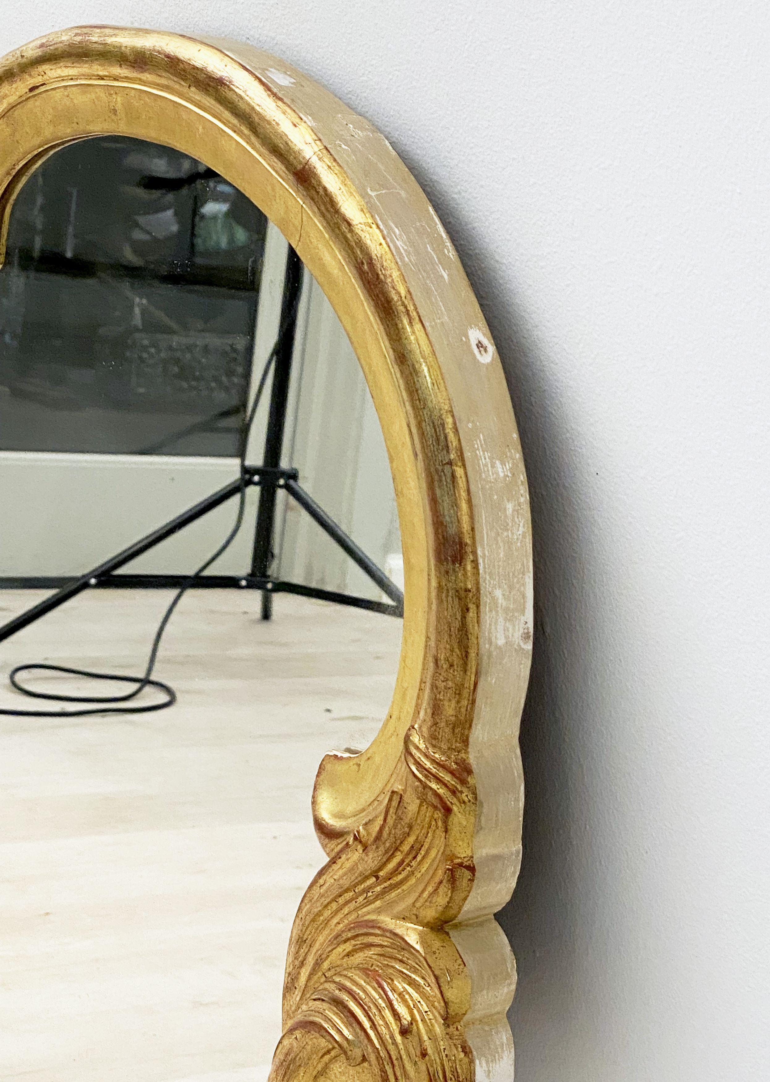Großer französischer geschnitzter Spiegel mit vergoldetem Rahmen und Muschelwappen (H 33 3/4 X B 47) im Angebot 7