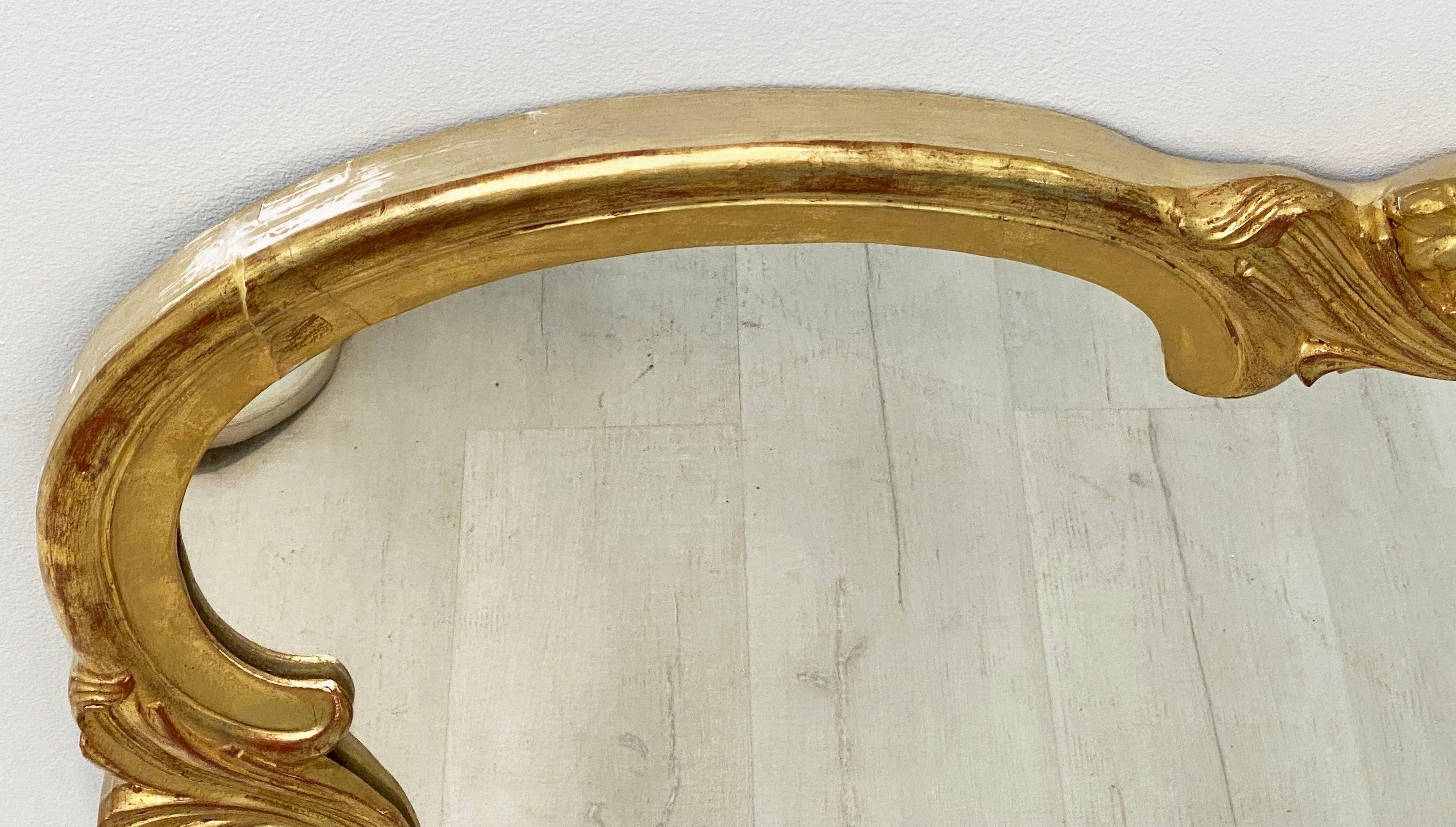 Großer französischer geschnitzter Spiegel mit vergoldetem Rahmen und Muschelwappen (H 33 3/4 X B 47) im Angebot 9