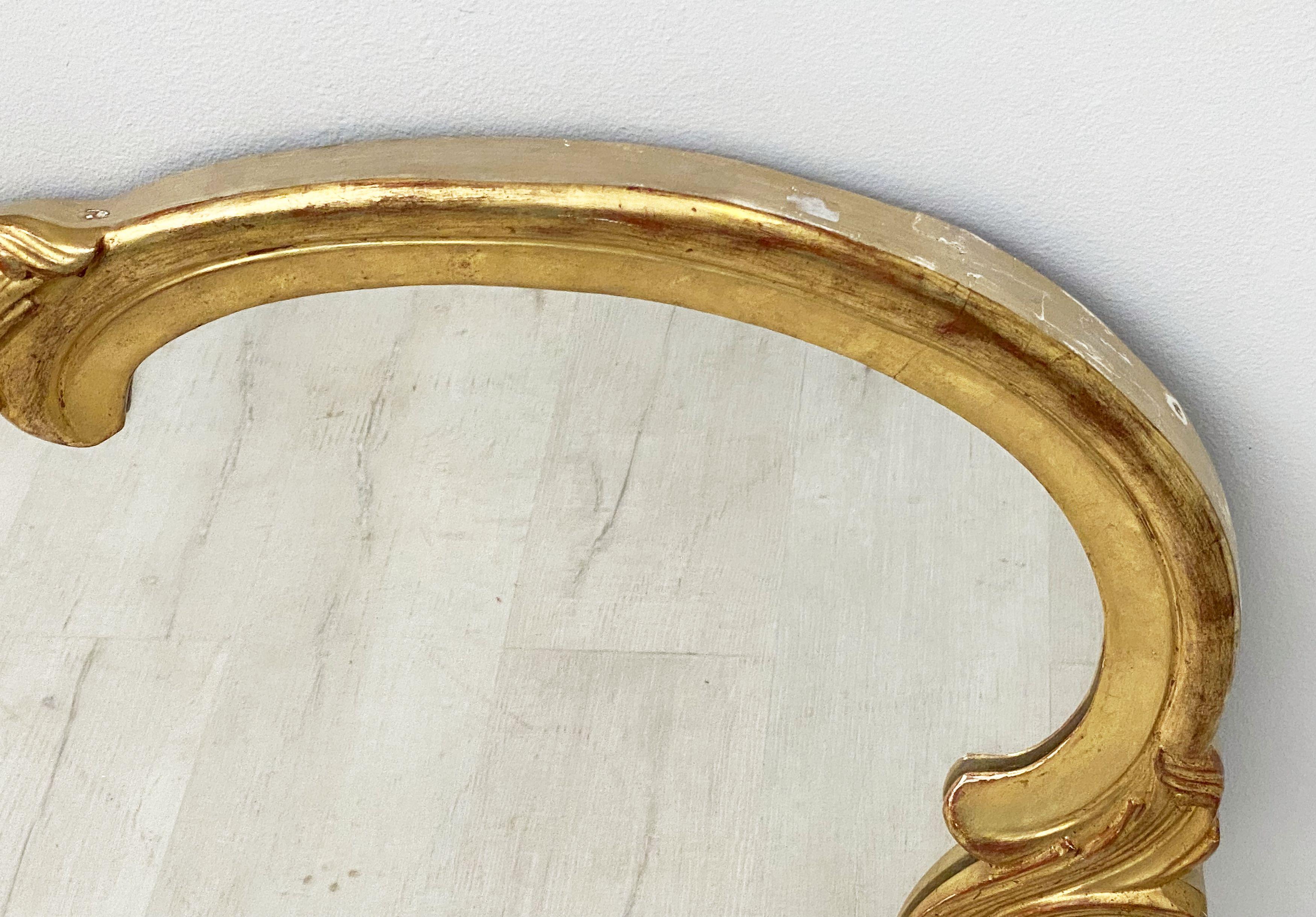 Großer französischer geschnitzter Spiegel mit vergoldetem Rahmen und Muschelwappen (H 33 3/4 X B 47) im Angebot 10