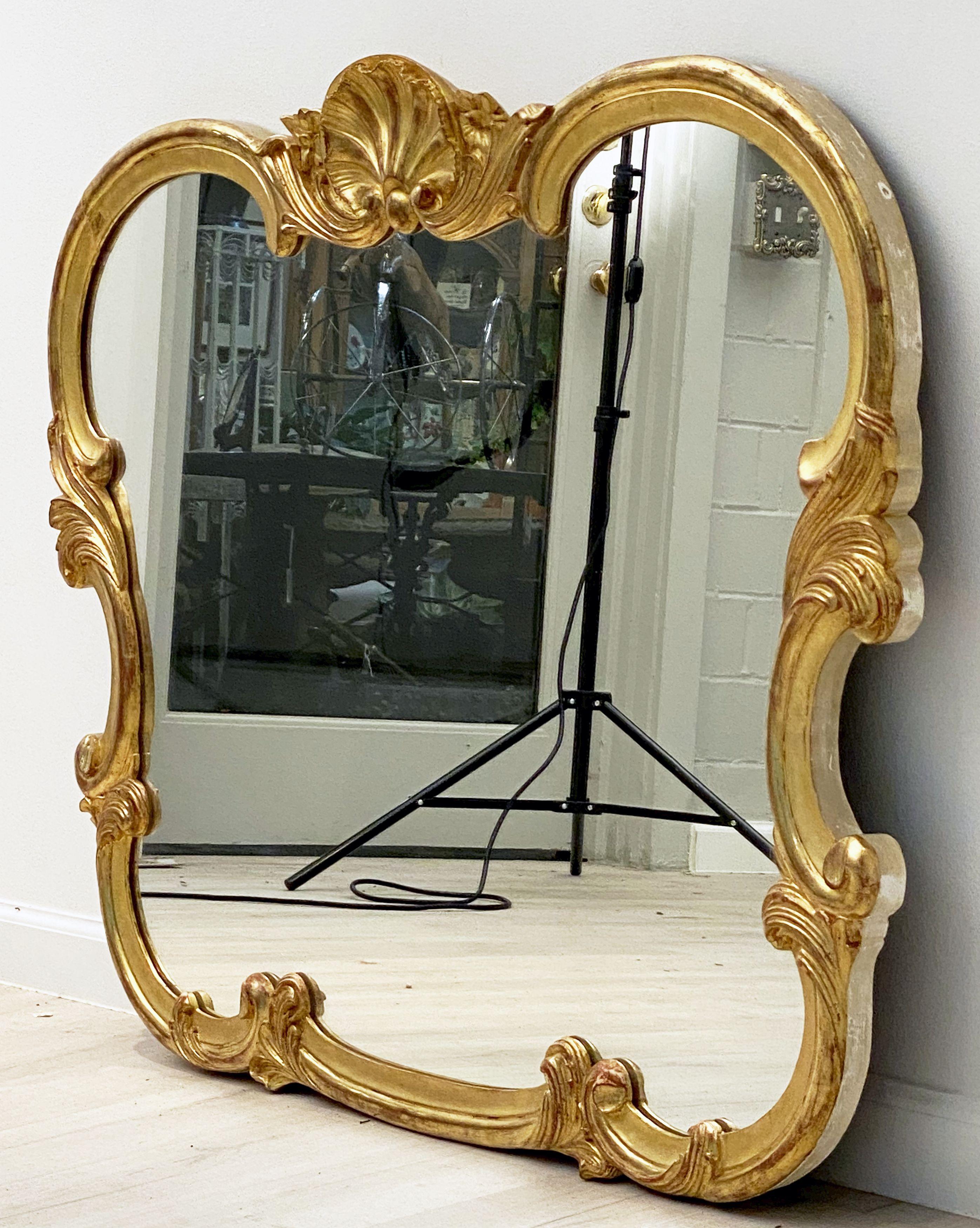 Großer französischer geschnitzter Spiegel mit vergoldetem Rahmen und Muschelwappen (H 33 3/4 X B 47) (Französisch) im Angebot