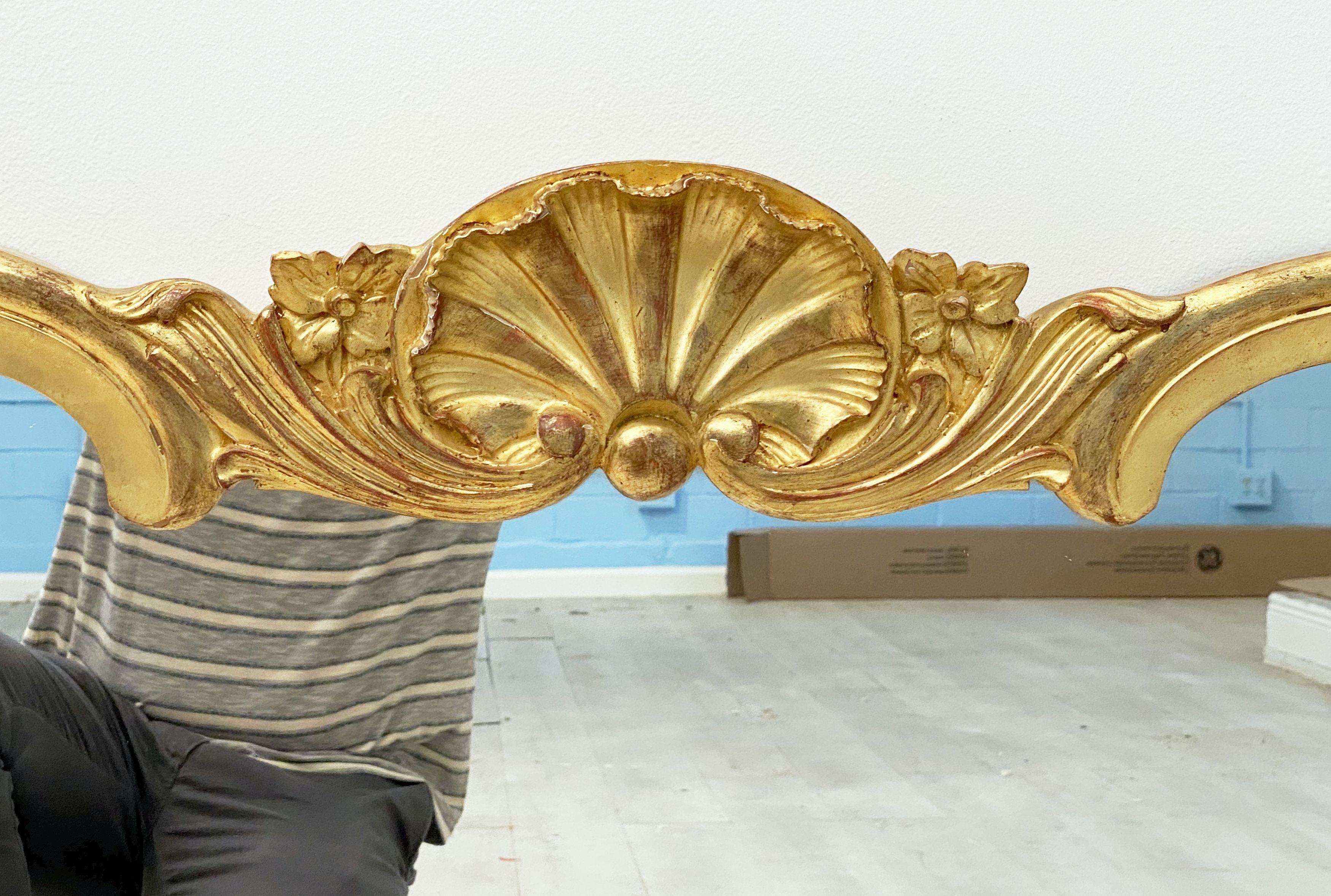 Großer französischer geschnitzter Spiegel mit vergoldetem Rahmen und Muschelwappen (H 33 3/4 X B 47) (Vergoldet) im Angebot
