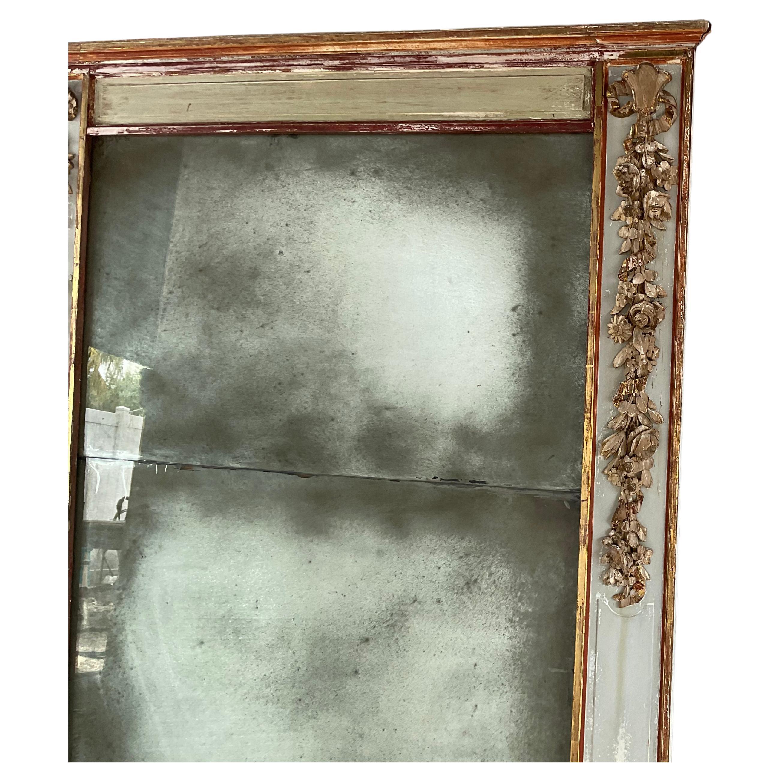 Gran espejo francés de madera dorada tallada Francés en venta
