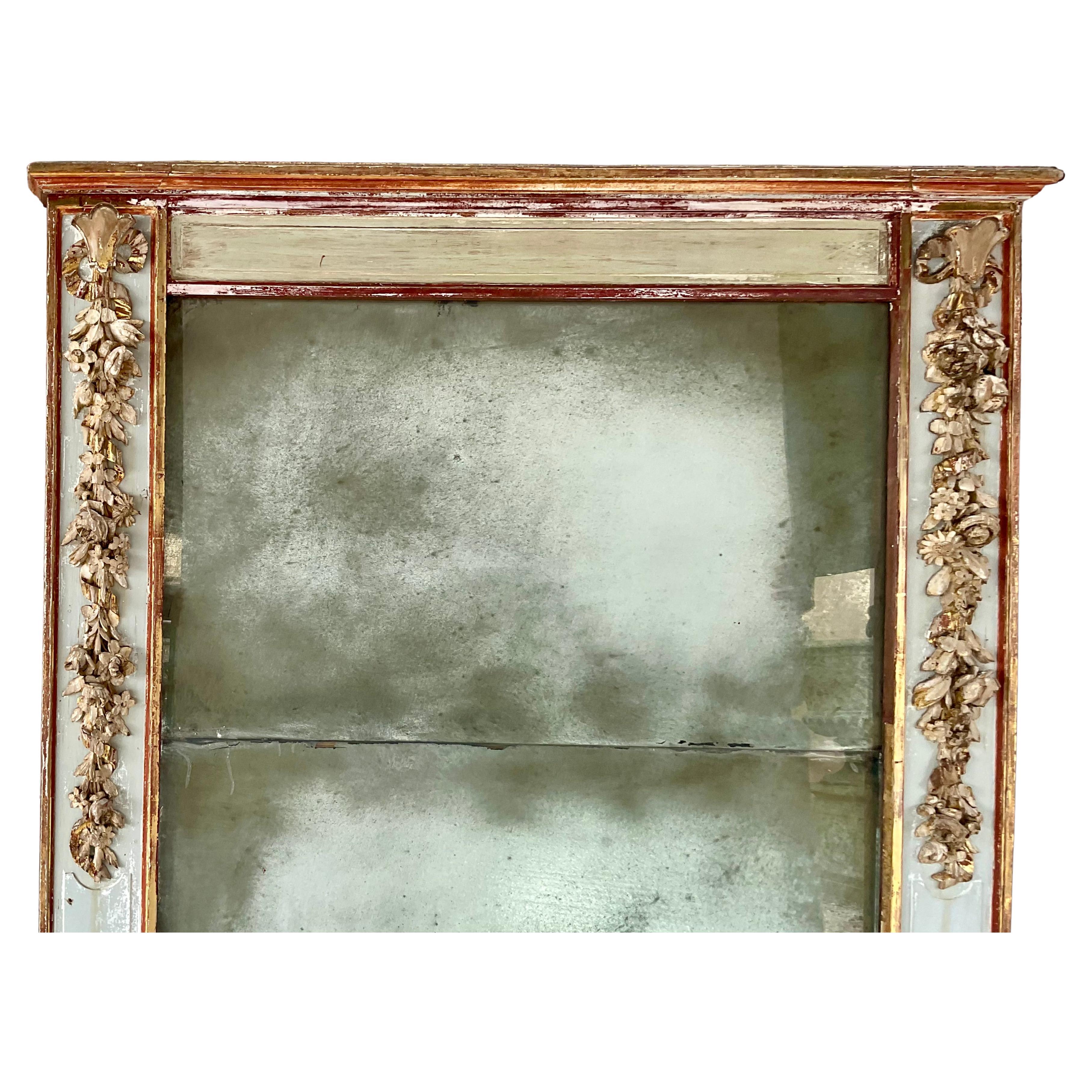 Gran espejo francés de madera dorada tallada Dorado en venta
