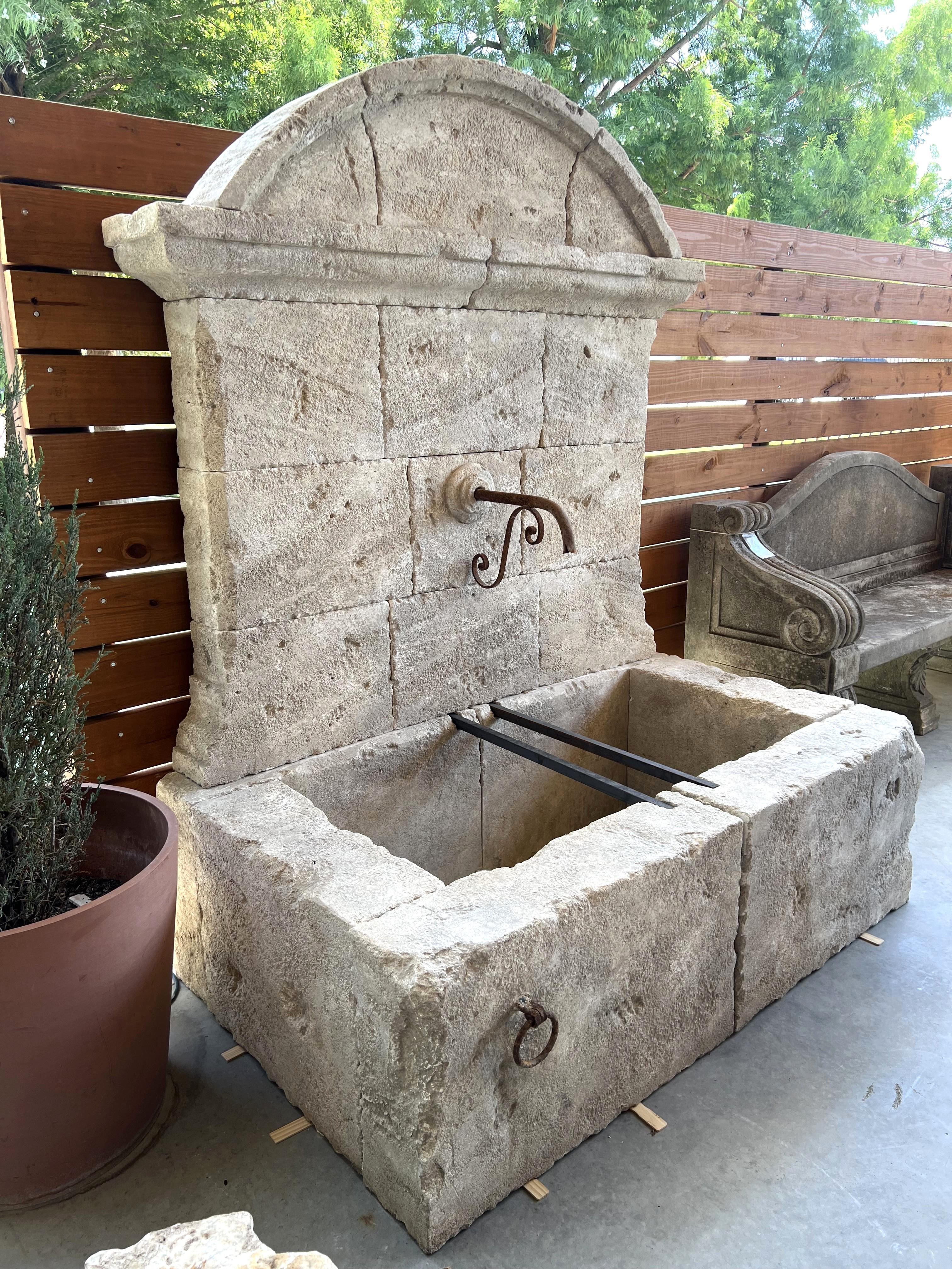 Großer französischer Wandbrunnen aus geschnitztem Kalkstein, gewölbte Krone und gusseiserne Beschläge im Angebot 3