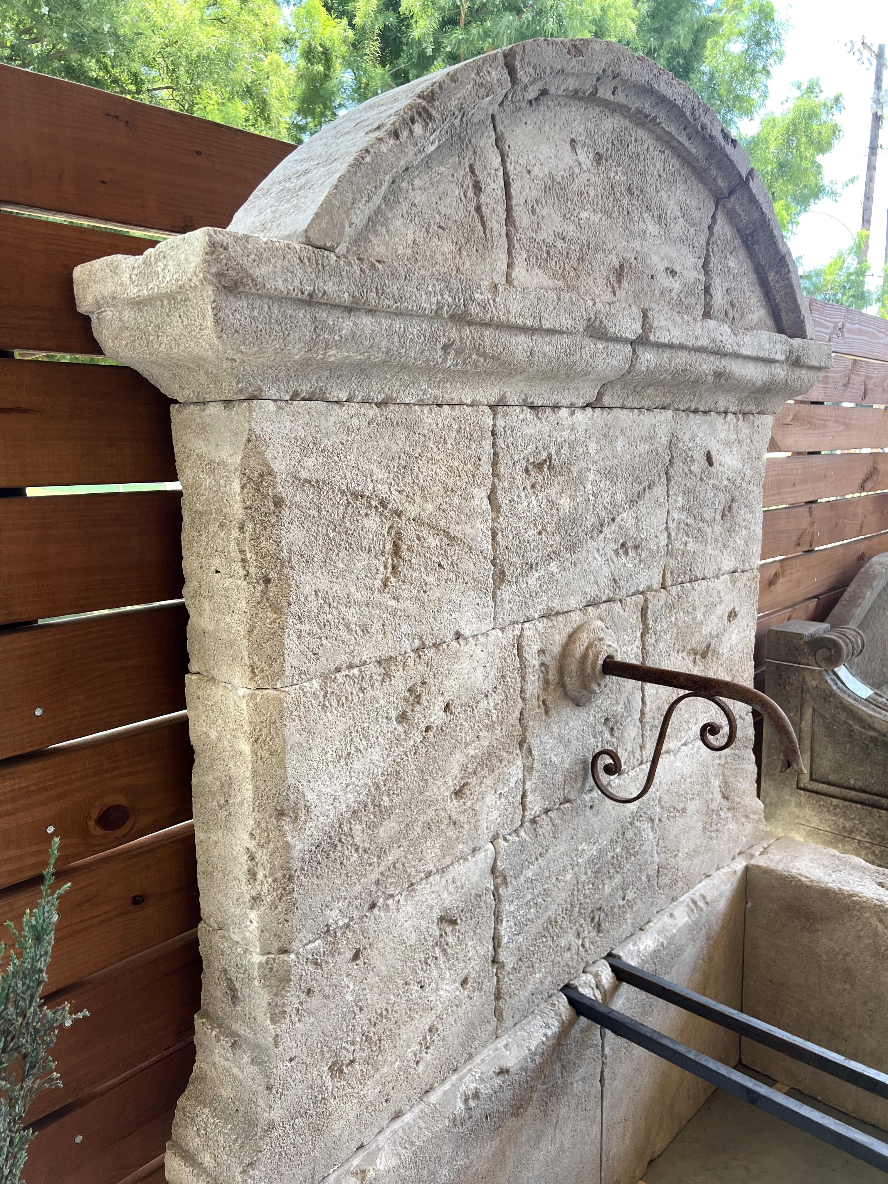 Großer französischer Wandbrunnen aus geschnitztem Kalkstein, gewölbte Krone und gusseiserne Beschläge im Angebot 4