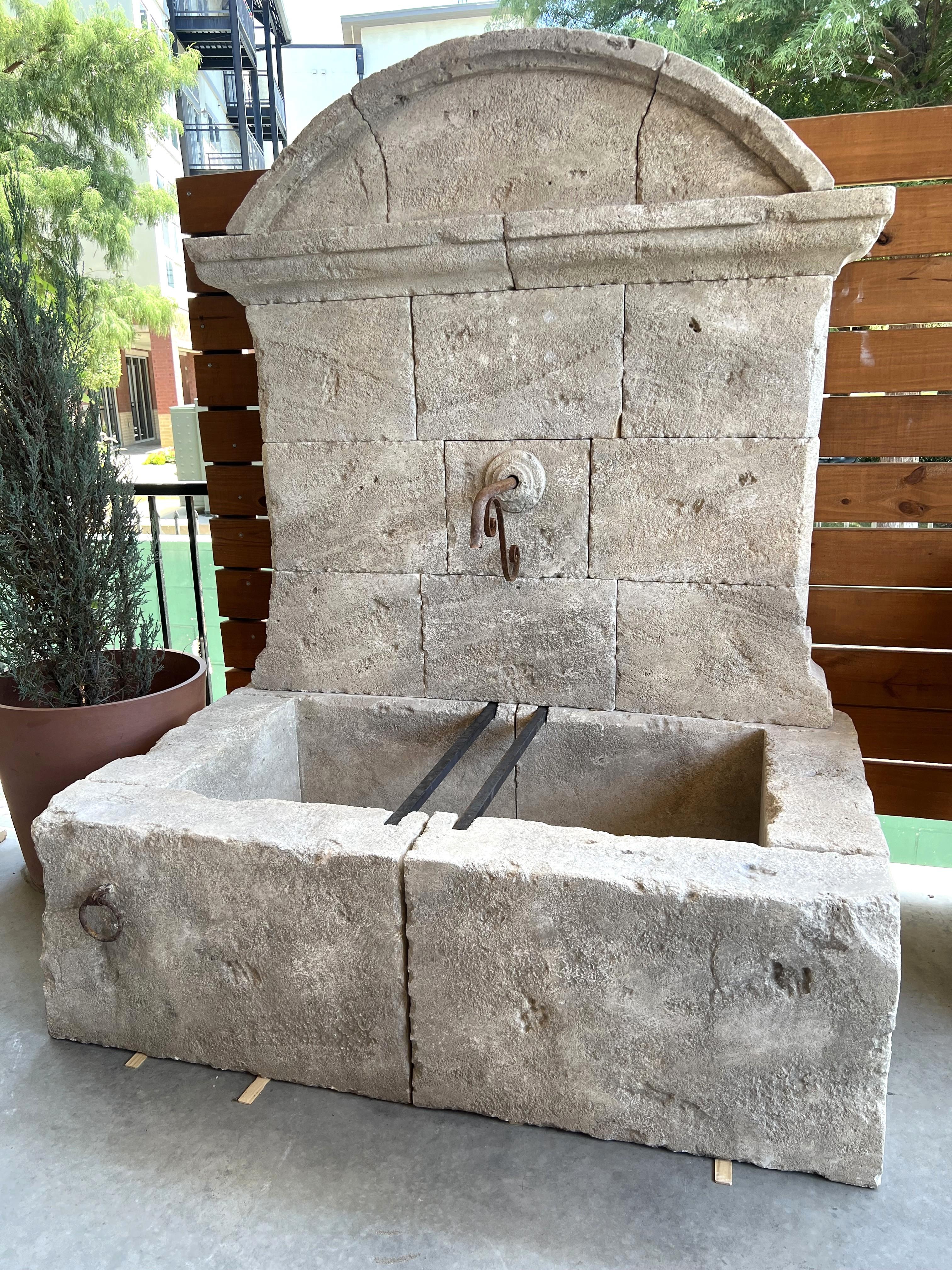 Großer französischer Wandbrunnen aus geschnitztem Kalkstein, gewölbte Krone und gusseiserne Beschläge im Angebot 5