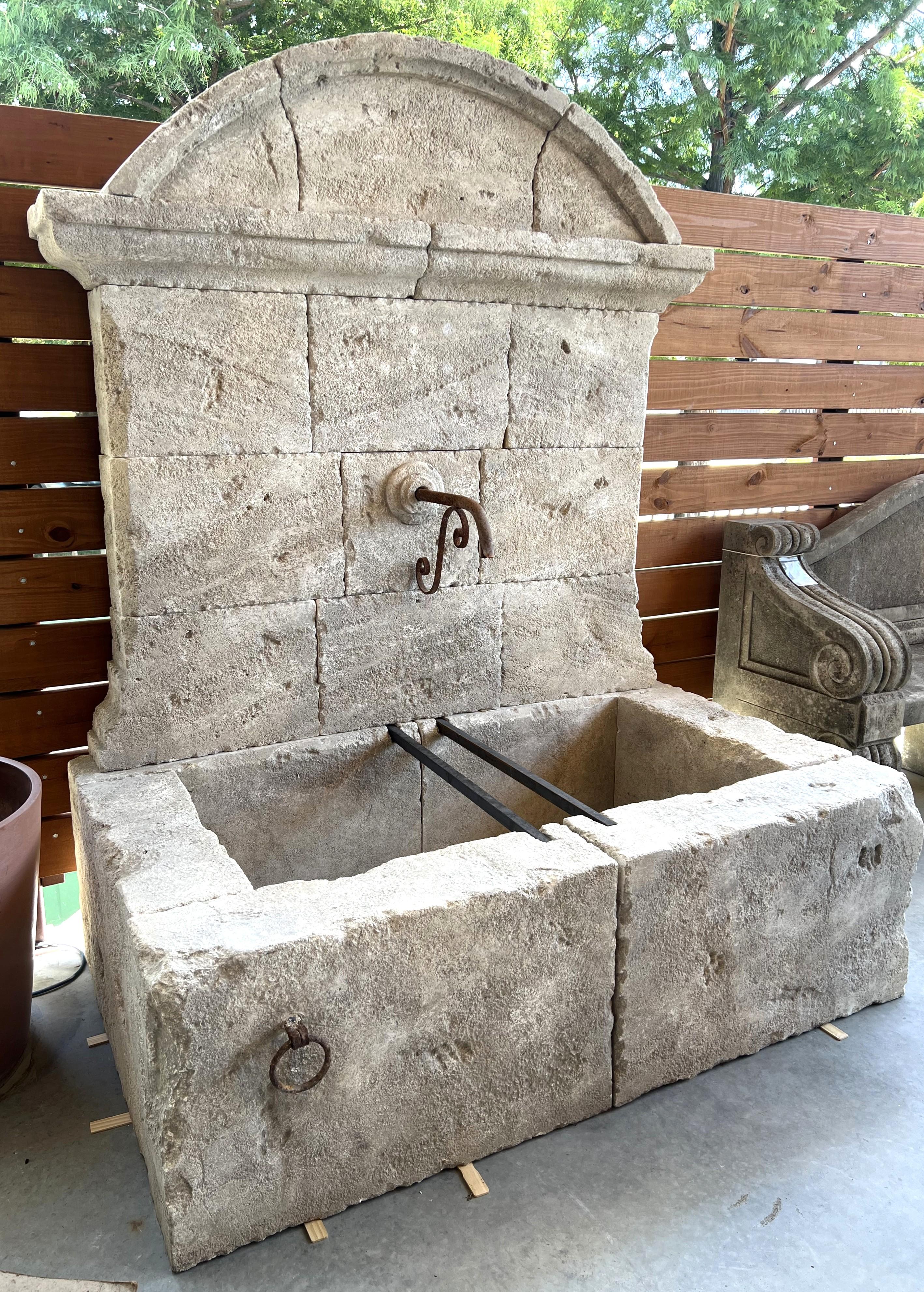 Weitere Informationen folgen in Kürze...

Ein hoch aufragender Wandbrunnen, der aus 20 handgeschnitzten Kalksteinstücken besteht.  Der französische Brunnen besteht aus einem robusten Becken, das unter einem geschwungenen Ausguss steht, der aus