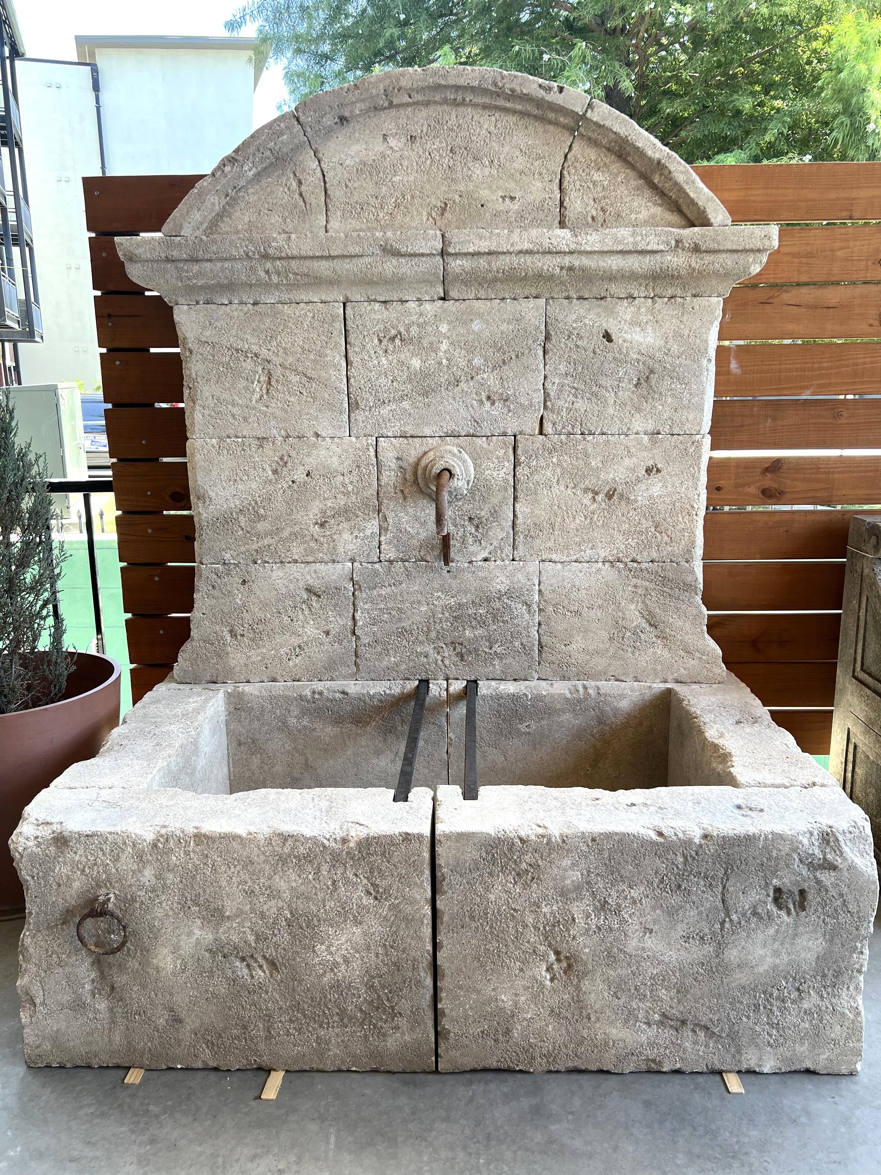 Großer französischer Wandbrunnen aus geschnitztem Kalkstein, gewölbte Krone und gusseiserne Beschläge (Französisch) im Angebot