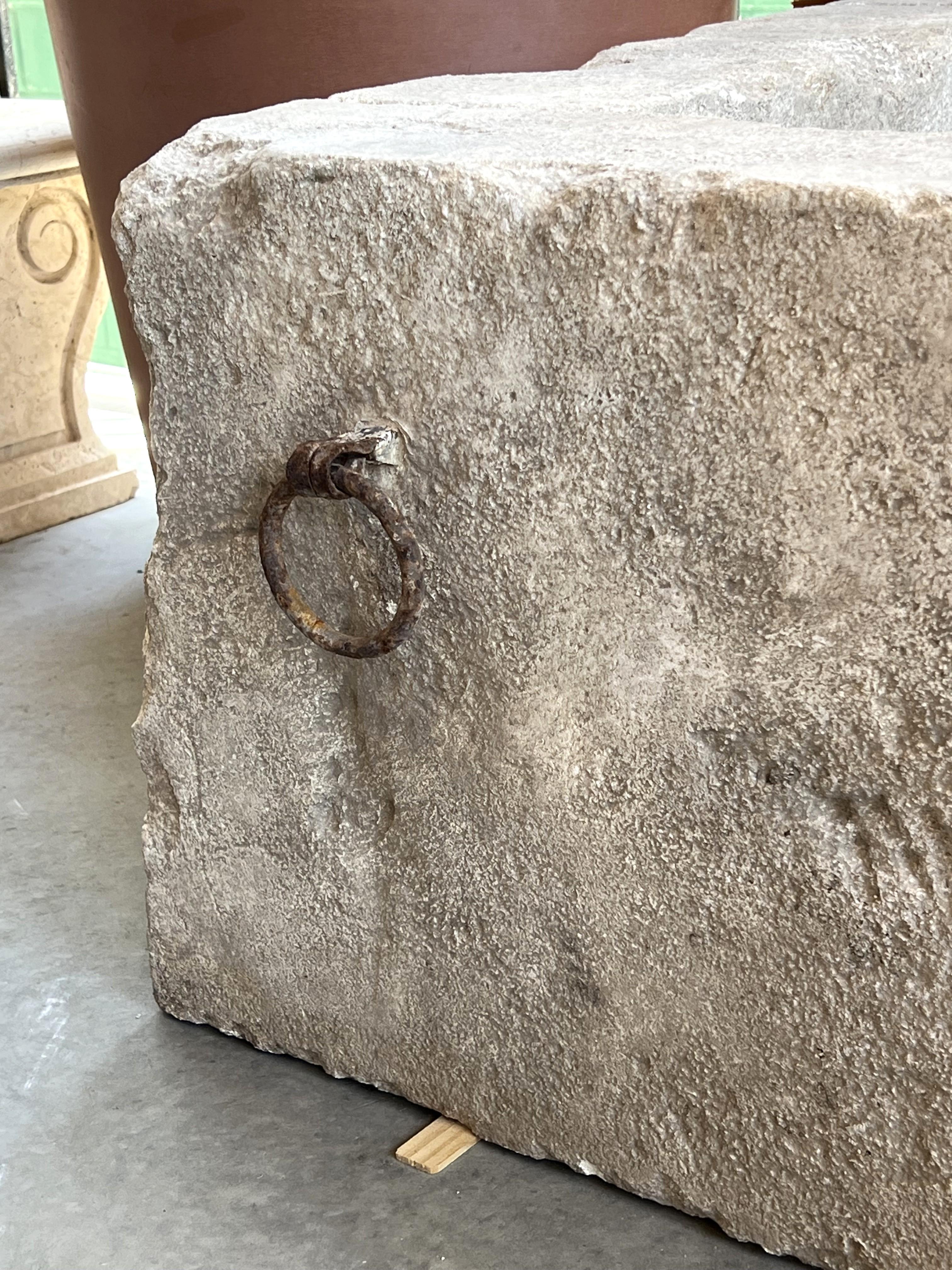Großer französischer Wandbrunnen aus geschnitztem Kalkstein, gewölbte Krone und gusseiserne Beschläge (Handgeschnitzt) im Angebot