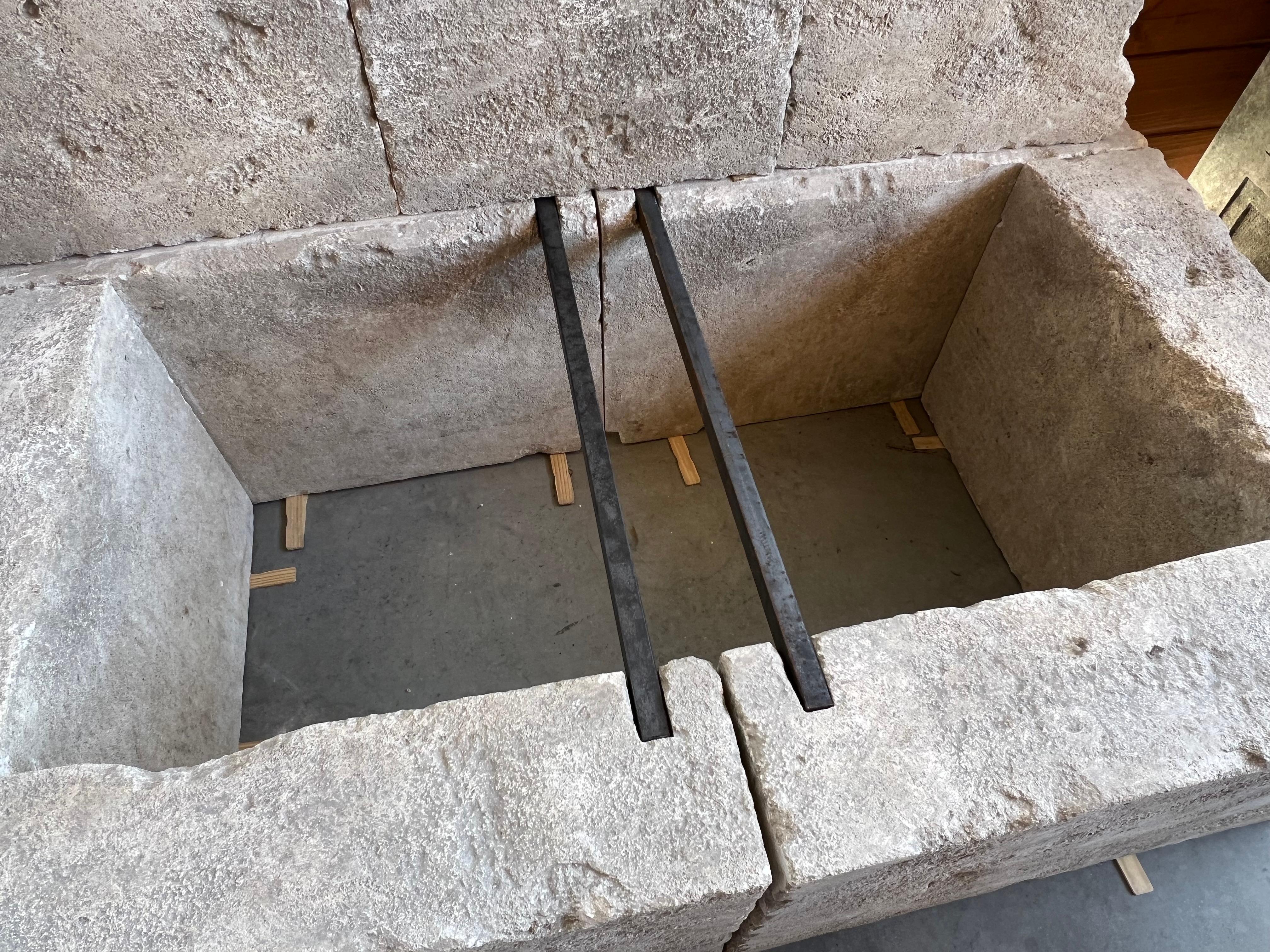 Großer französischer Wandbrunnen aus geschnitztem Kalkstein, gewölbte Krone und gusseiserne Beschläge im Zustand „Gut“ im Angebot in Dallas, TX