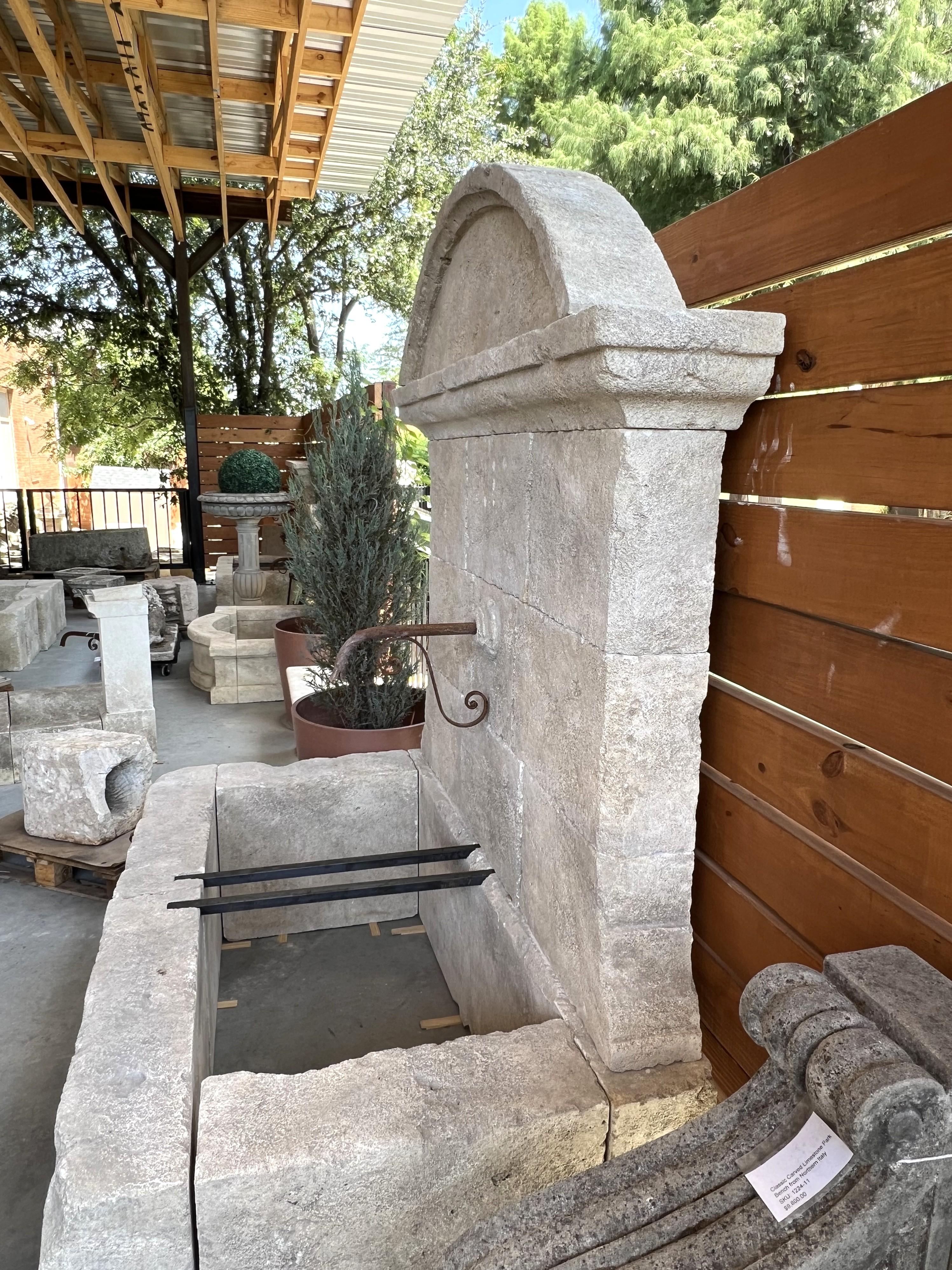 Großer französischer Wandbrunnen aus geschnitztem Kalkstein, gewölbte Krone und gusseiserne Beschläge (21. Jahrhundert und zeitgenössisch) im Angebot