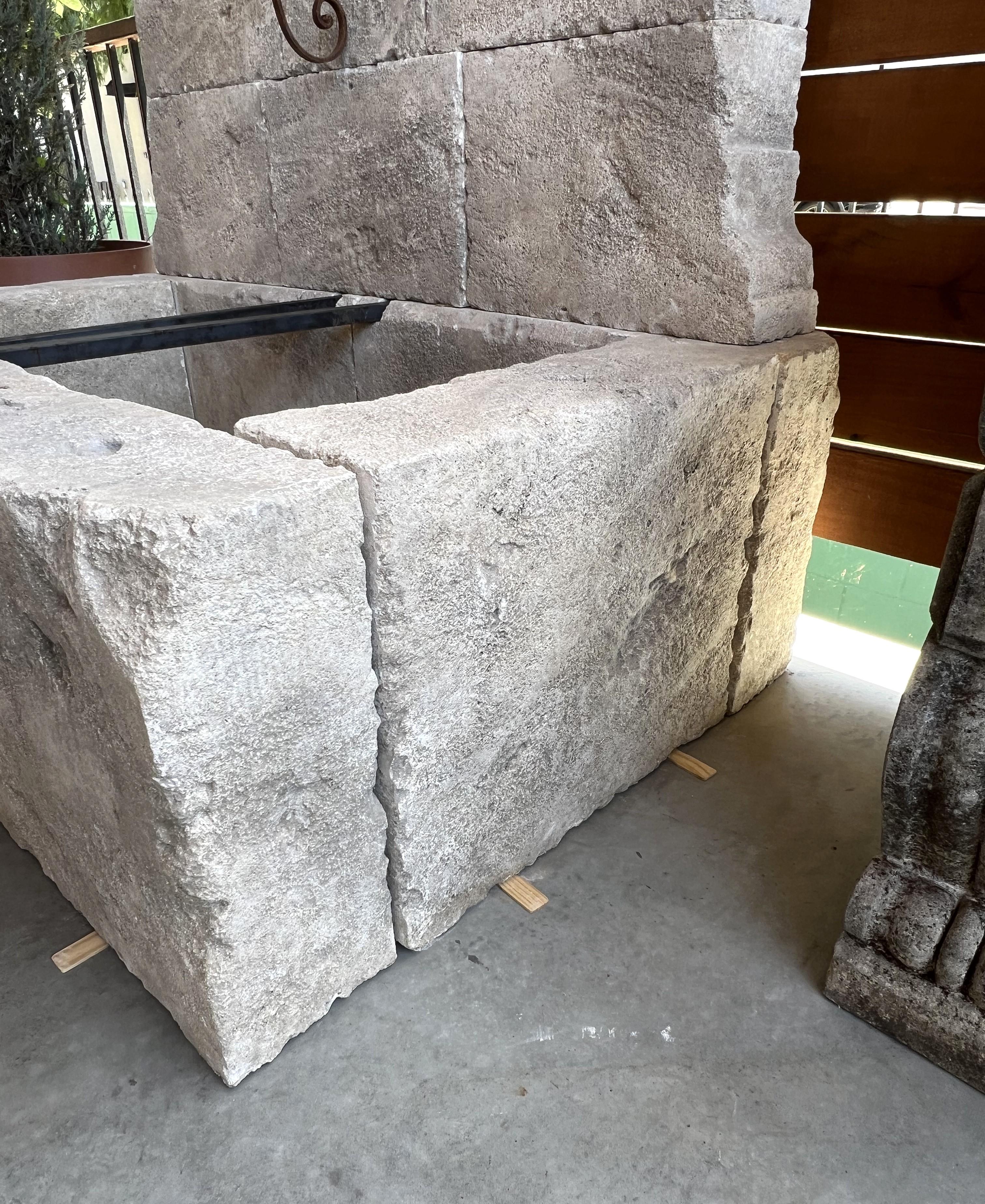 Großer französischer Wandbrunnen aus geschnitztem Kalkstein, gewölbte Krone und gusseiserne Beschläge (Metall) im Angebot