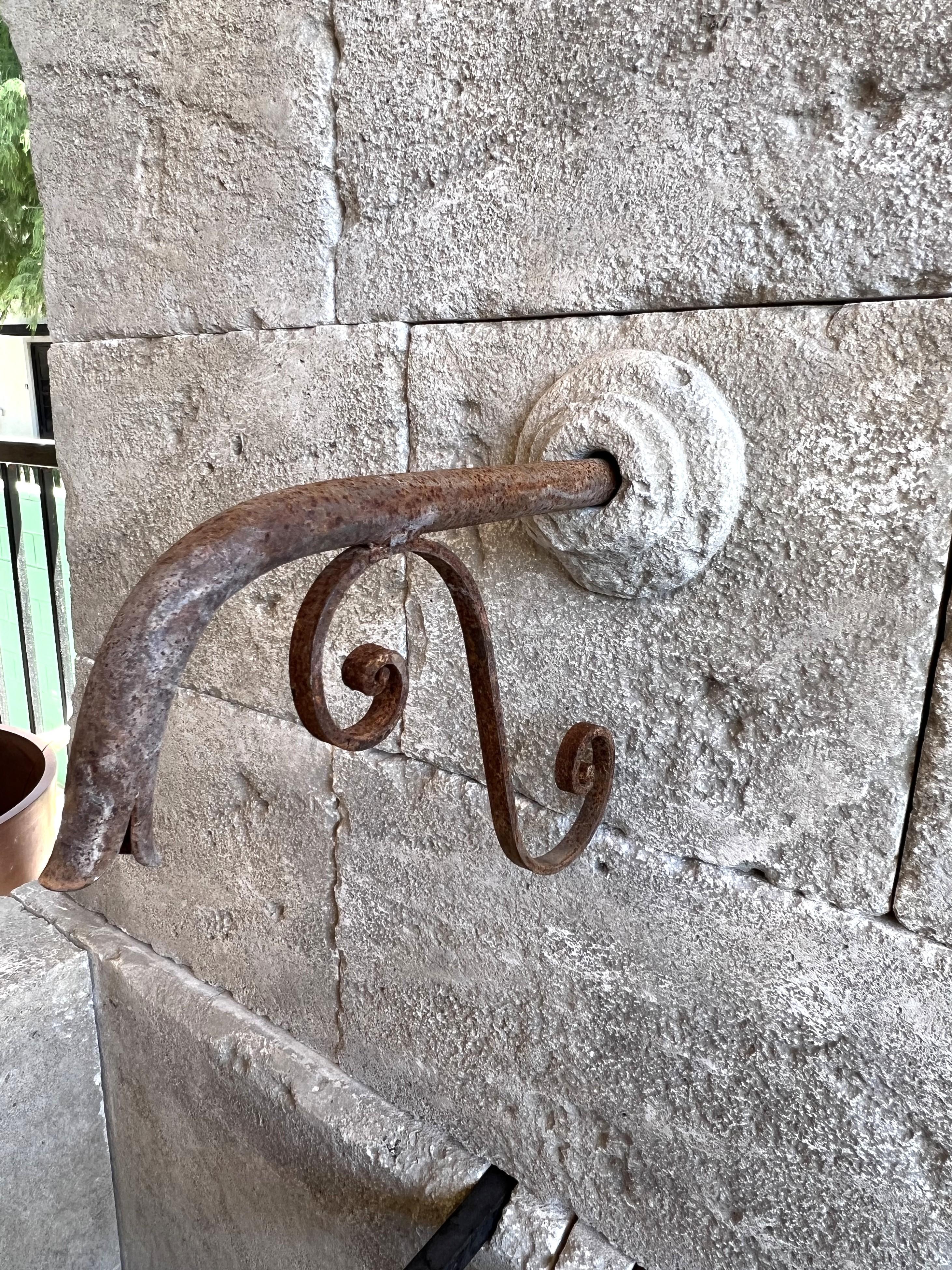 Großer französischer Wandbrunnen aus geschnitztem Kalkstein, gewölbte Krone und gusseiserne Beschläge im Angebot 1