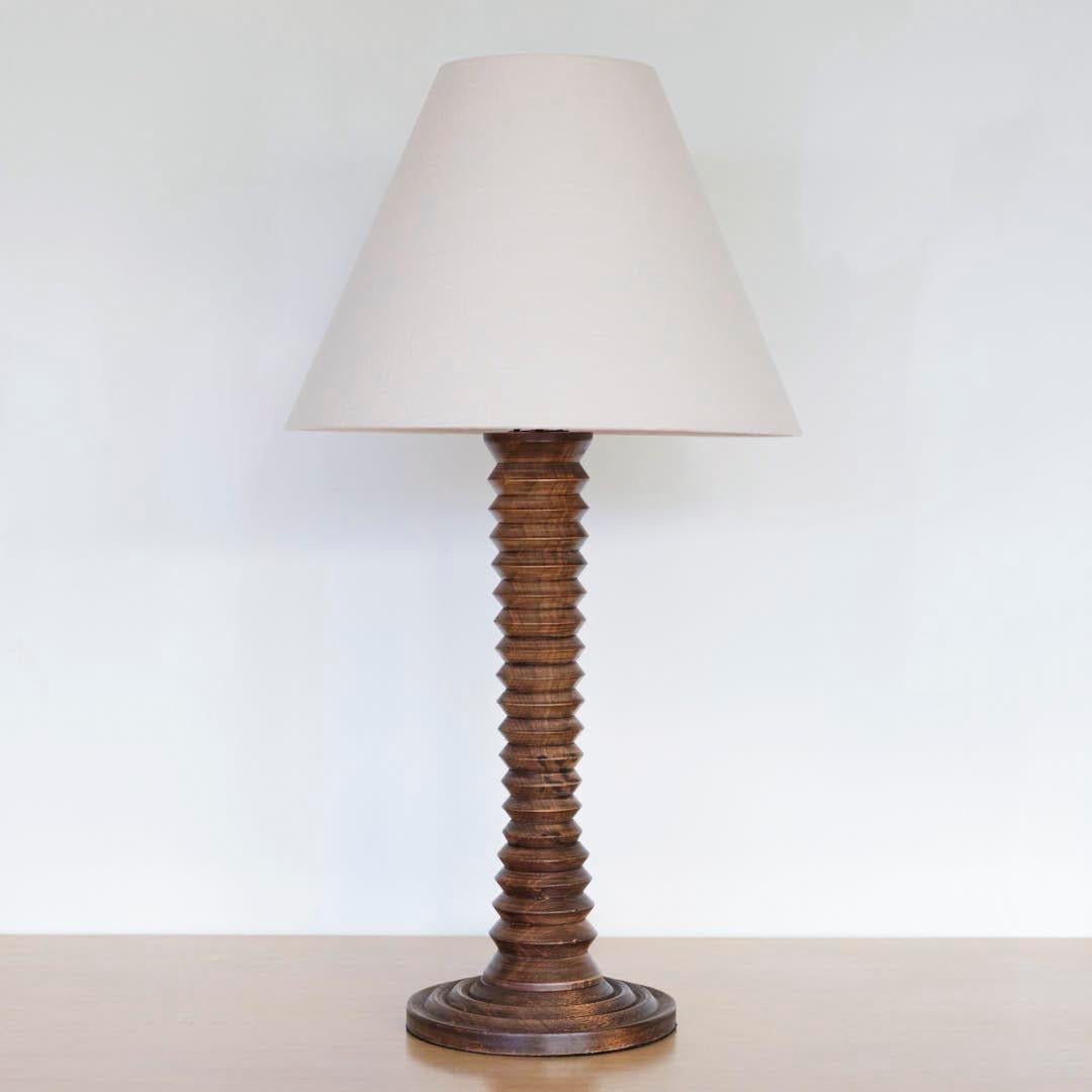 Lámpara de mesa de madera tallada a mano procedente de Francia, años 40, por Charles Dudouyt. Vástago de madera tallada con acabado de madera original. Nueva pantalla cónica de lino y nuevo cableado. Admite una bombilla con casquillo E26, de 40 W o