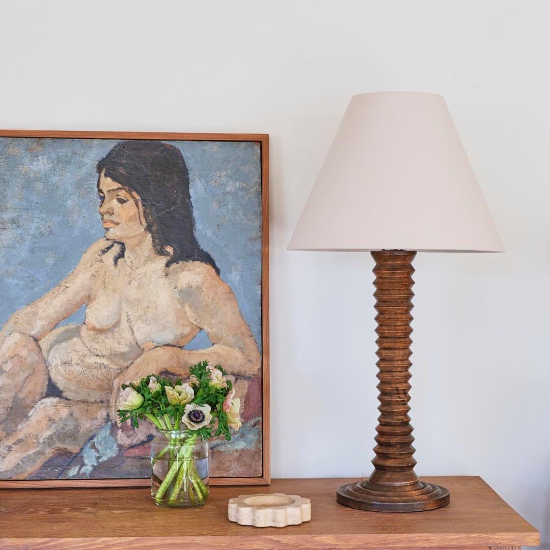 Gran lámpara de sobremesa francesa de madera tallada de Charles Dudouyt Francés en venta