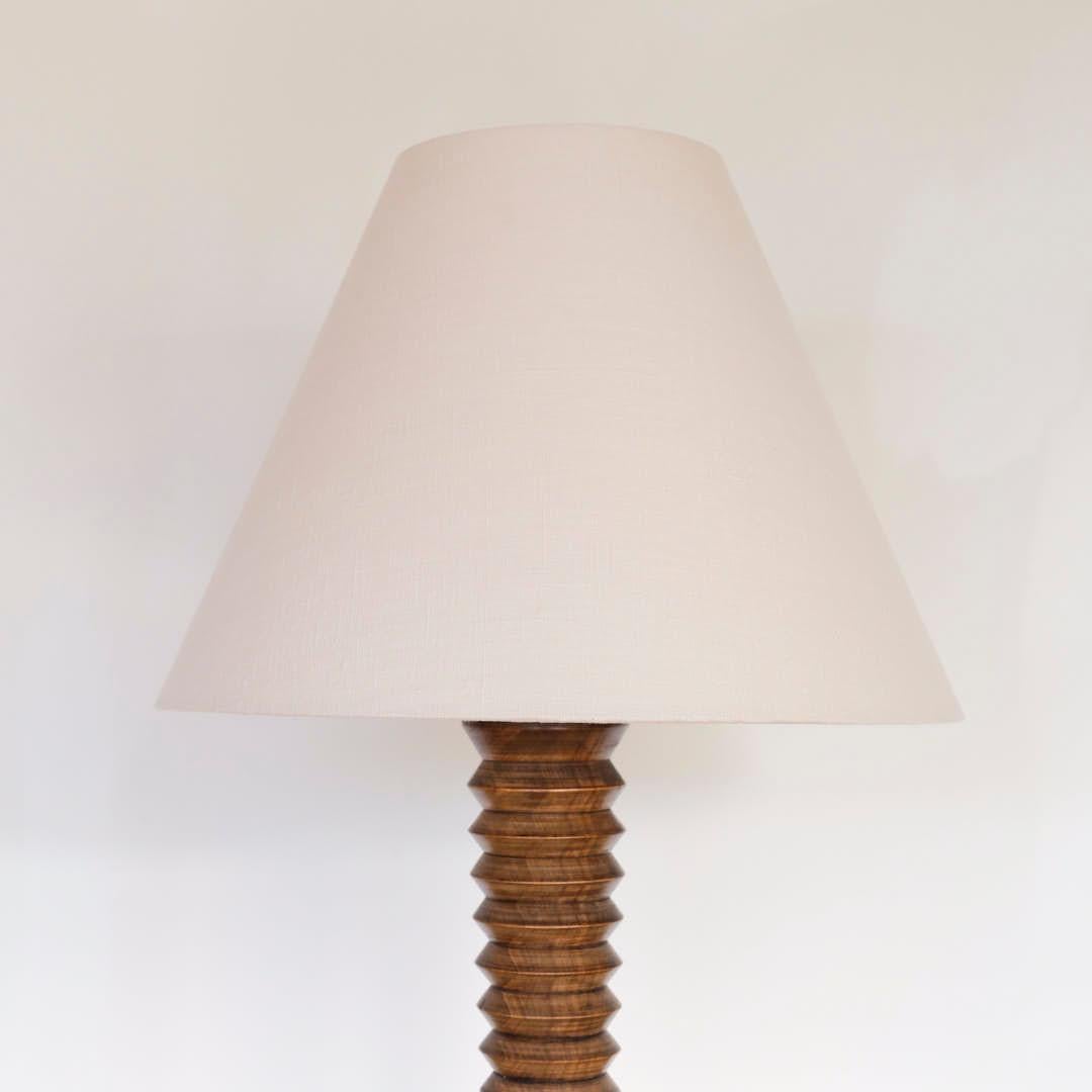 Gran lámpara de sobremesa francesa de madera tallada de Charles Dudouyt siglo XX en venta