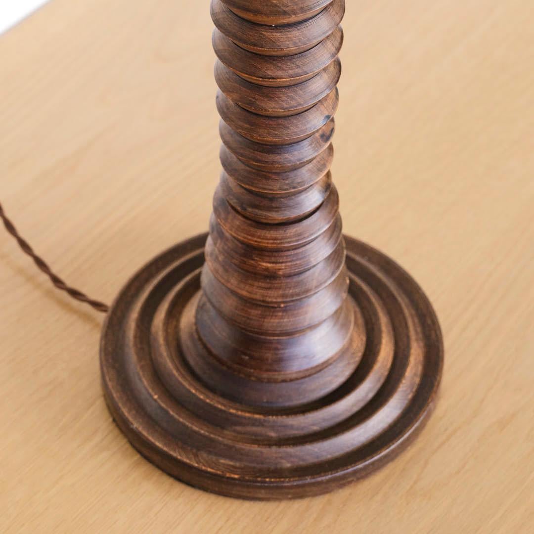 Gran lámpara de sobremesa francesa de madera tallada de Charles Dudouyt en venta 1