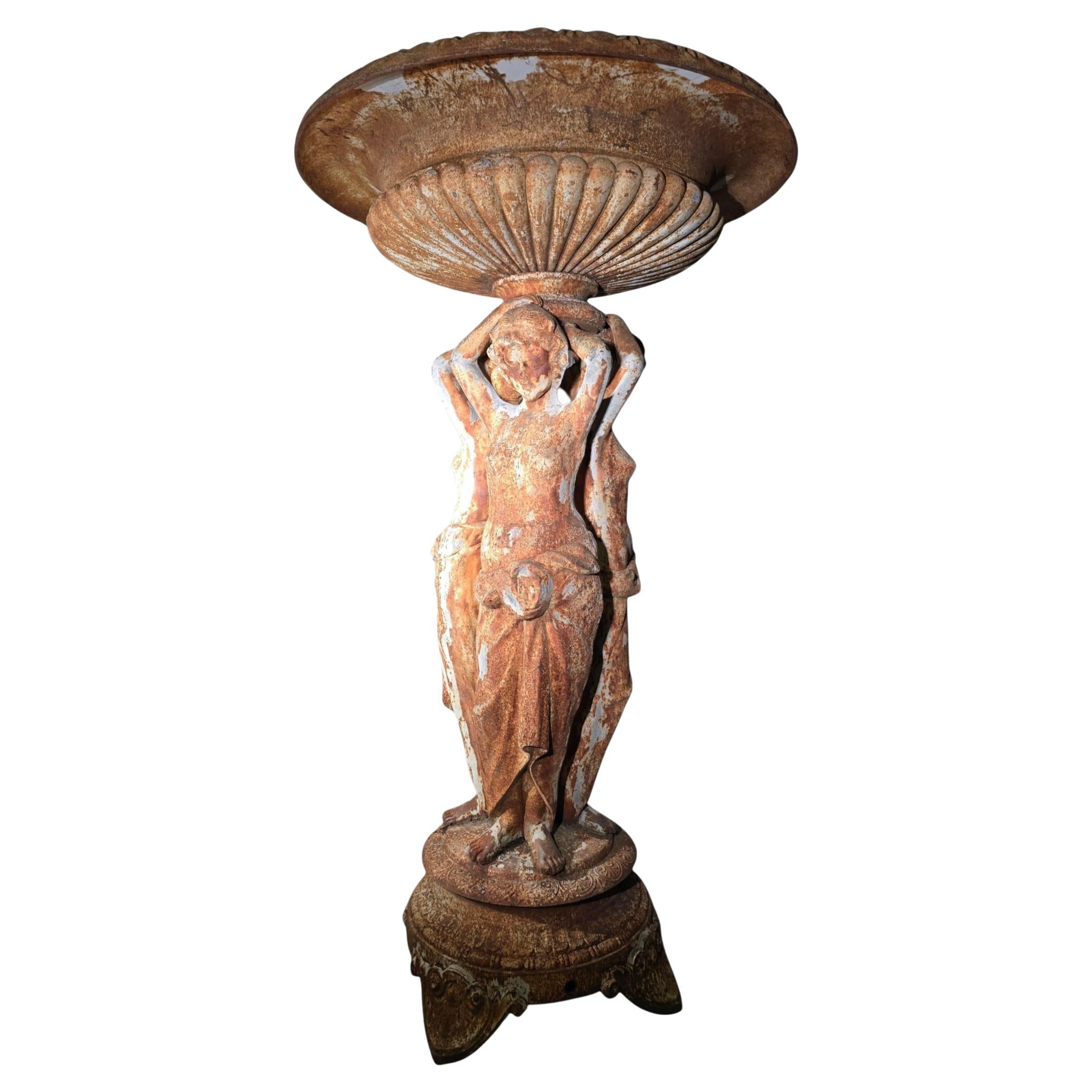 Grande fontaine de jardin en fonte française représentant les trois grâces