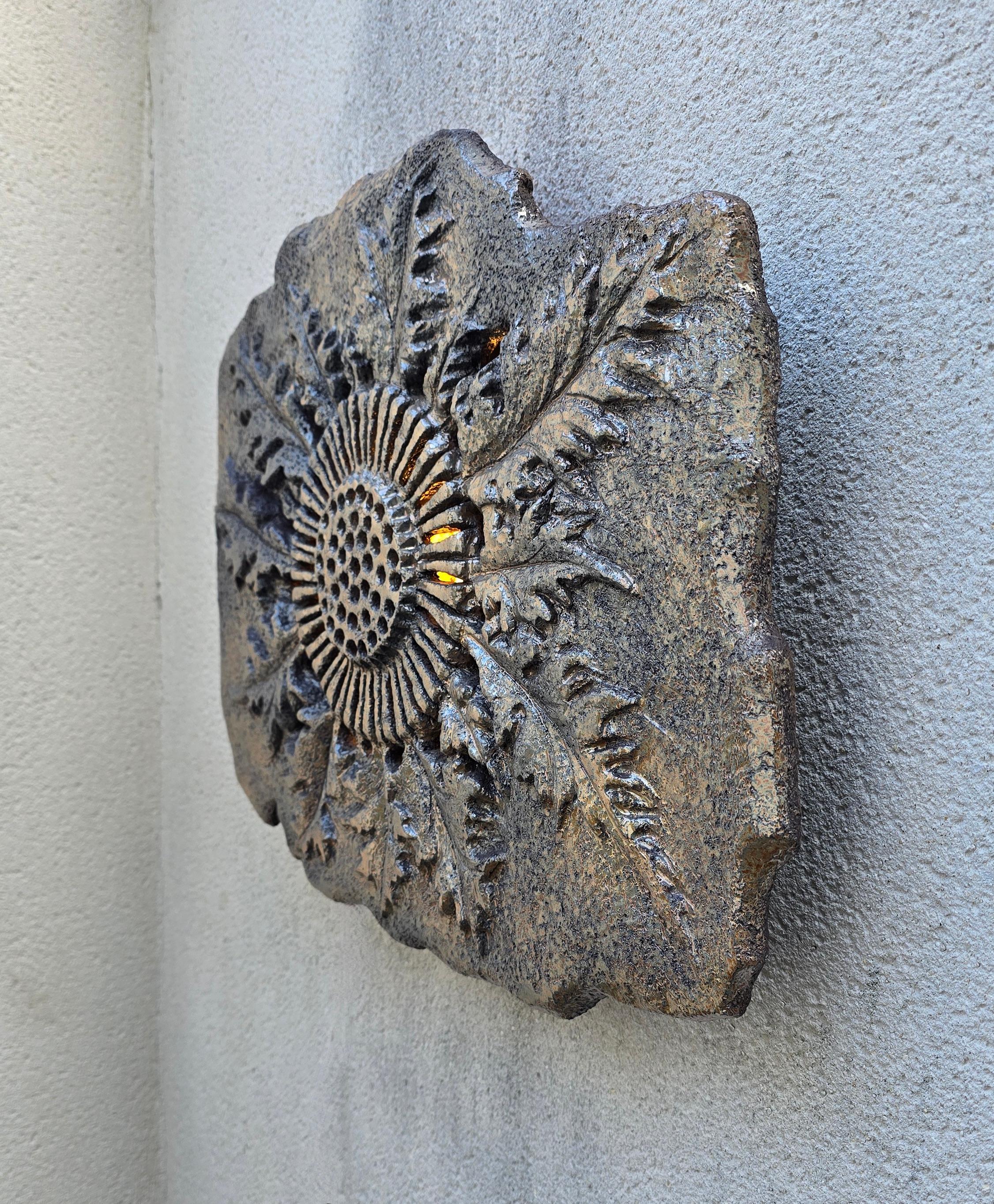 Brutalisme Grande sculpture lumineuse en céramique française en forme de soleil 1970 en vente