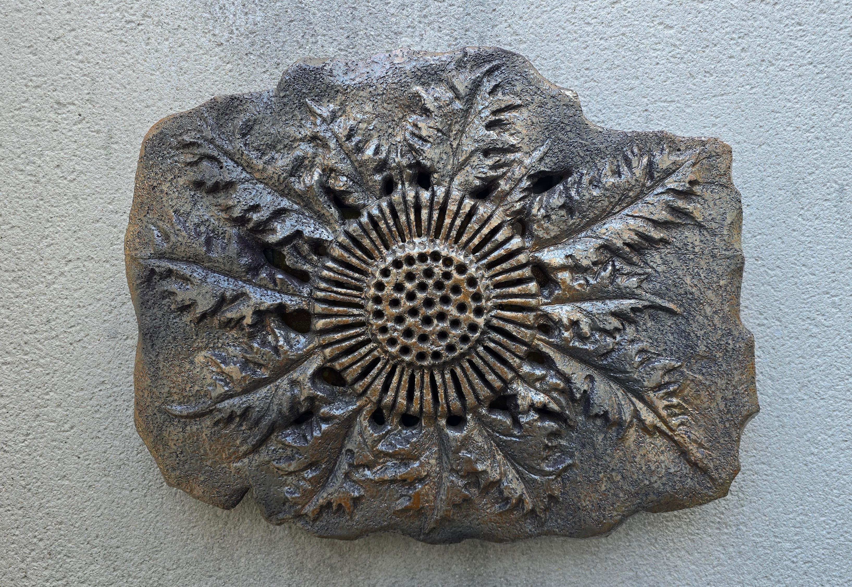 Français Grande sculpture lumineuse en céramique française en forme de soleil 1970 en vente