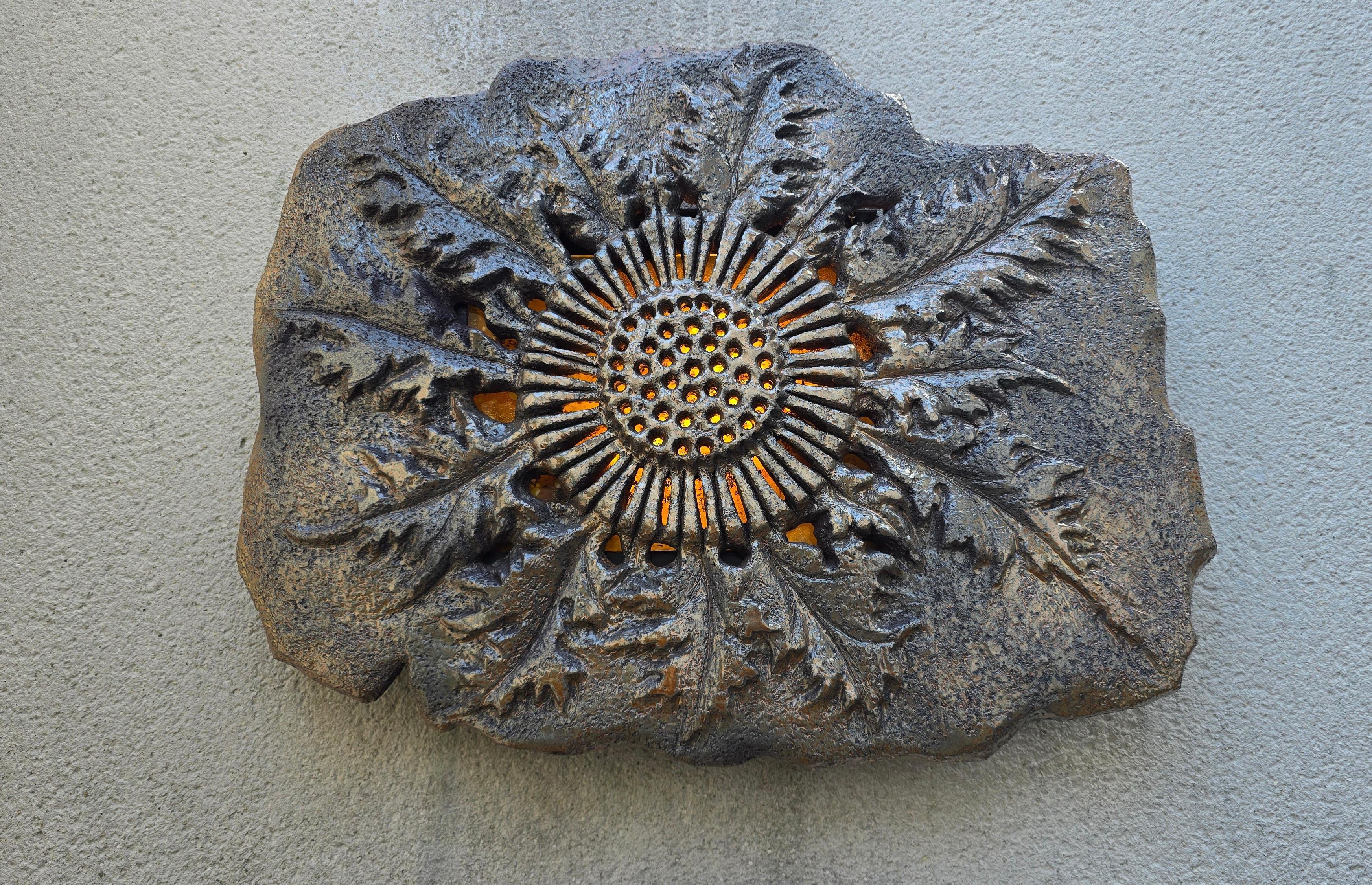 20ième siècle Grande sculpture lumineuse en céramique française en forme de soleil 1970 en vente