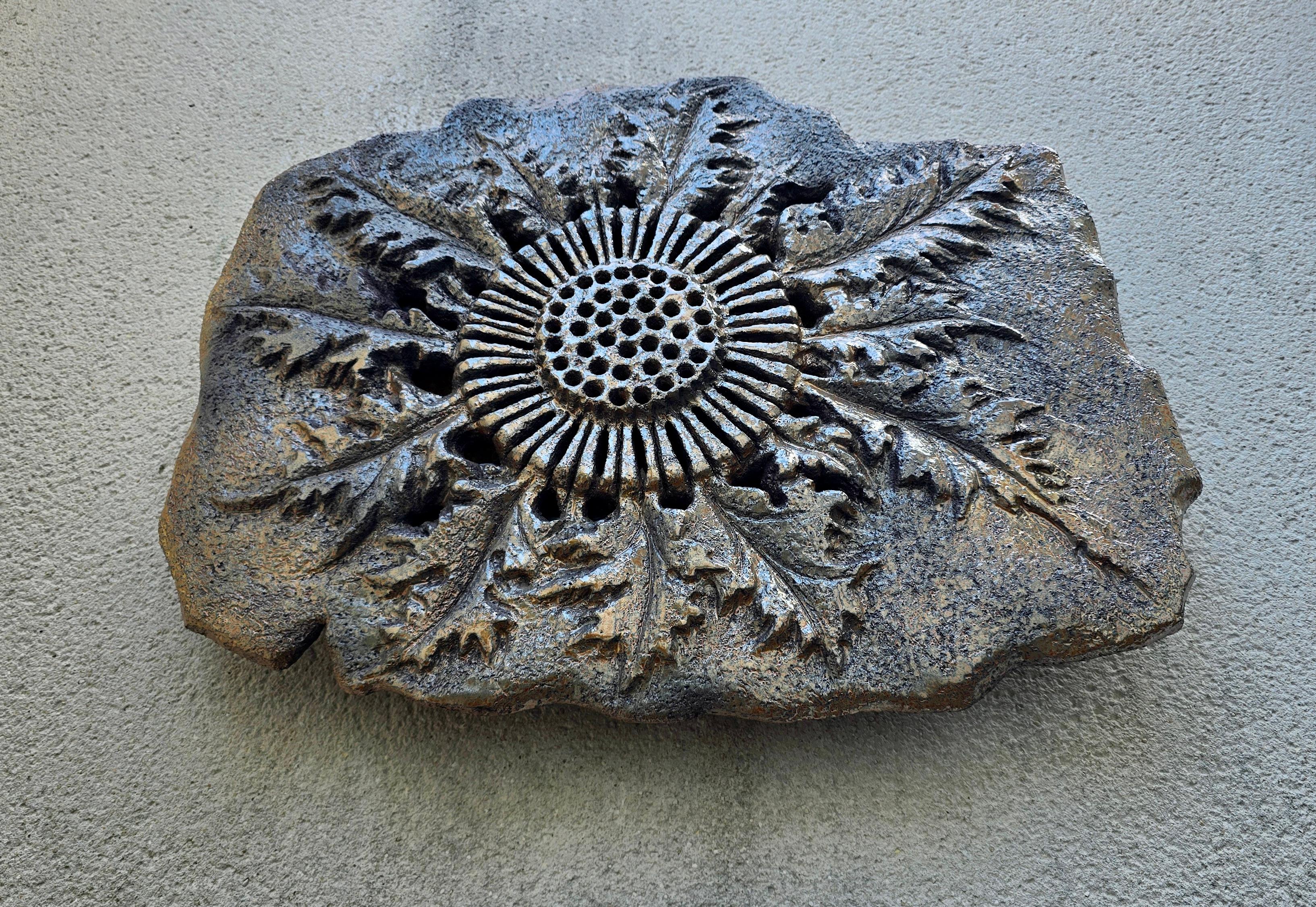 Céramique Grande sculpture lumineuse en céramique française en forme de soleil 1970 en vente