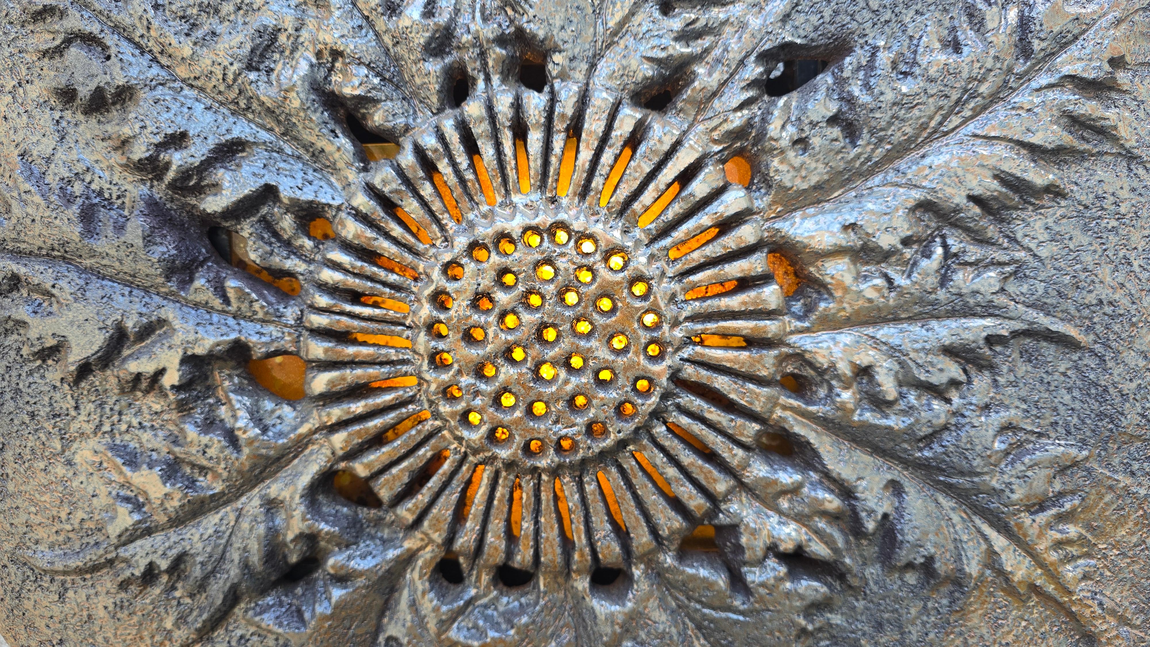 Grande sculpture lumineuse en céramique française en forme de soleil 1970 en vente 1