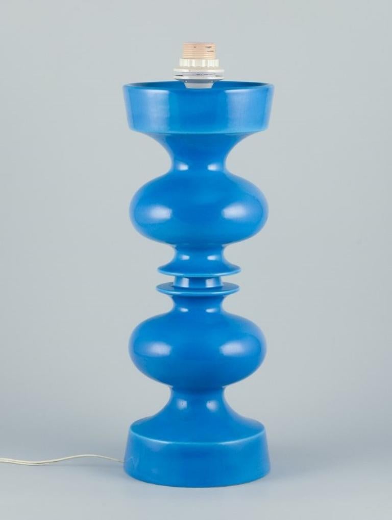 Grande lampe de table en céramique française à l'émail turquoise.
1970s.
Design/One.
Parfait état.
Dimensions : H 47,0 cm sans la prise x D 17,5 cm.