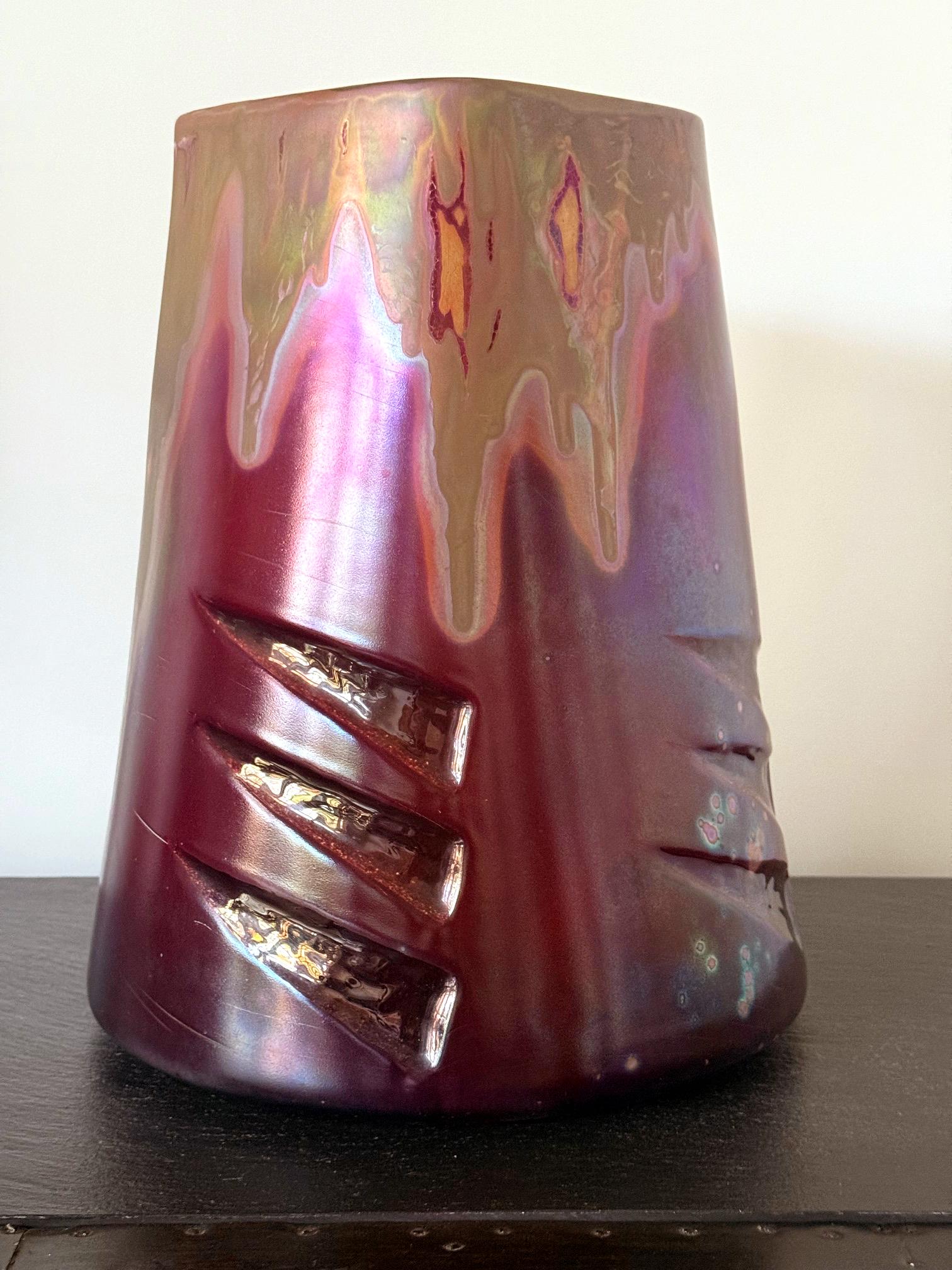 Francese Grande vaso francese in ceramica con smalto iridescente di Clement Massier in vendita