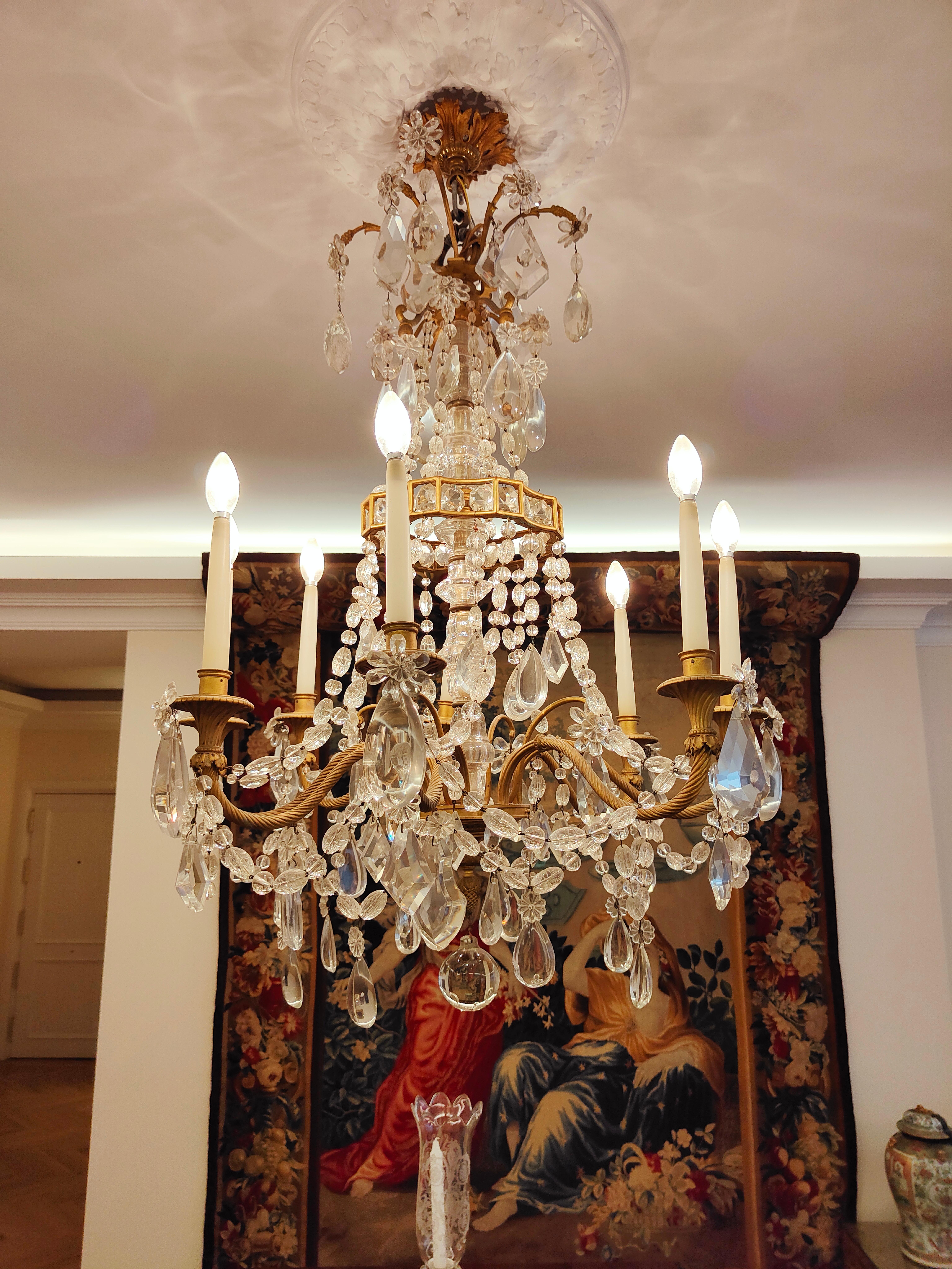 Large French chandelier in Gilt bronze and faceted glass from the XIX
Large French chandelier in Gilt bronze and faceted glass from the XIX Century, Measurements: 120 height X 90 cm in diameter.