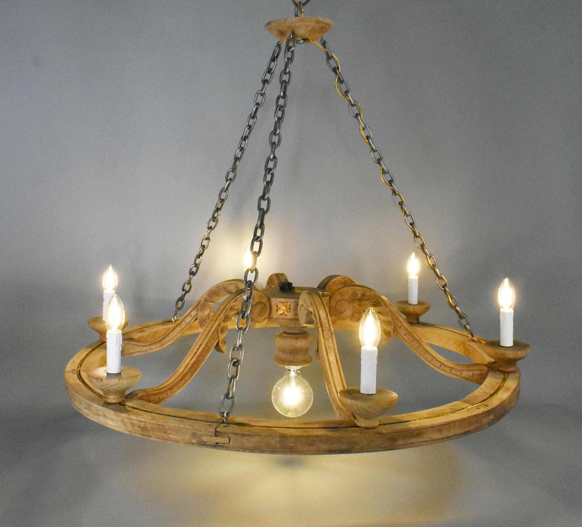 Grande lampadario francese in Oak stile Luigi XVI con sei bracci in vendita 4