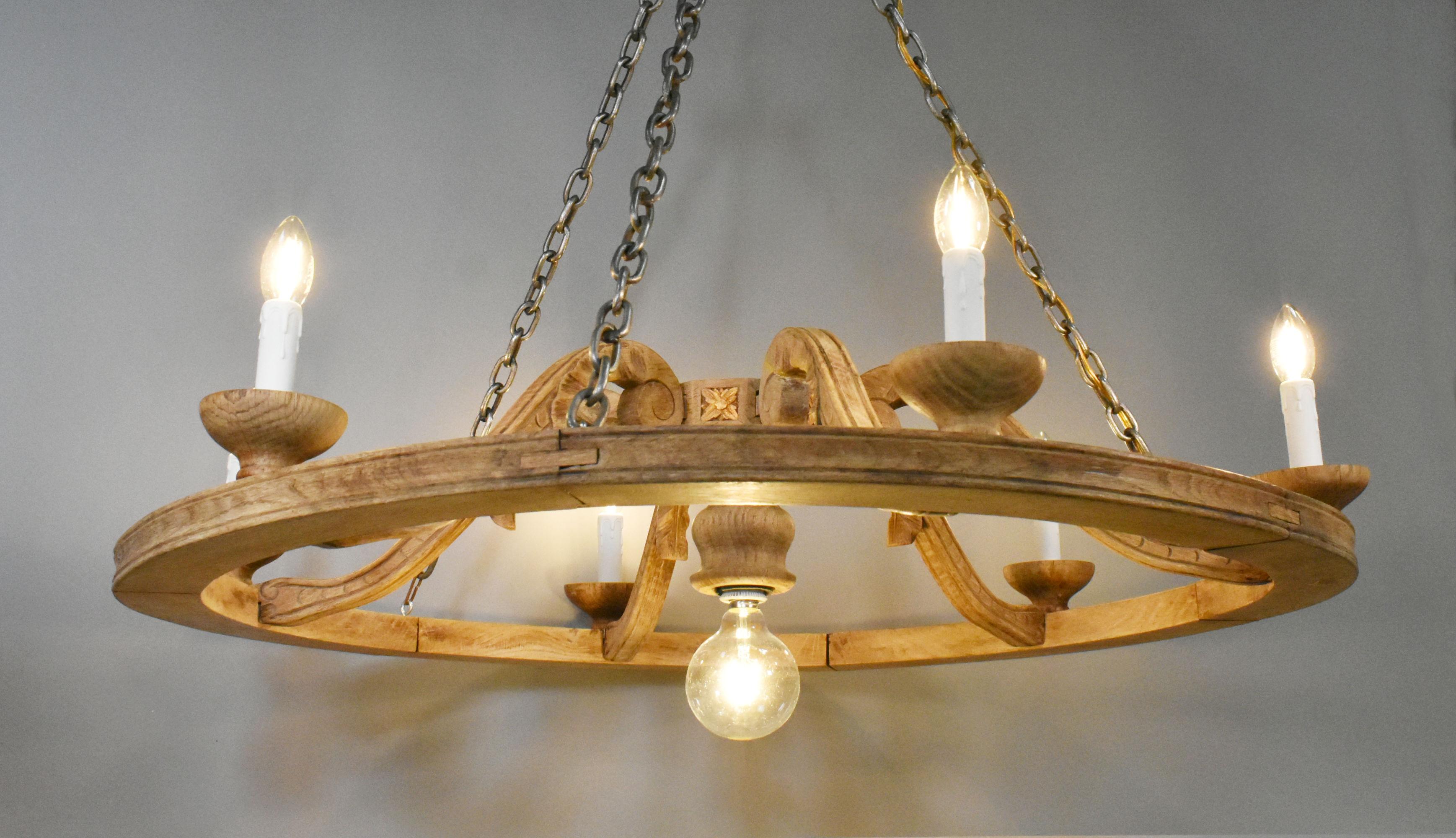 Grande lampadario francese in Oak stile Luigi XVI con sei bracci in vendita 5