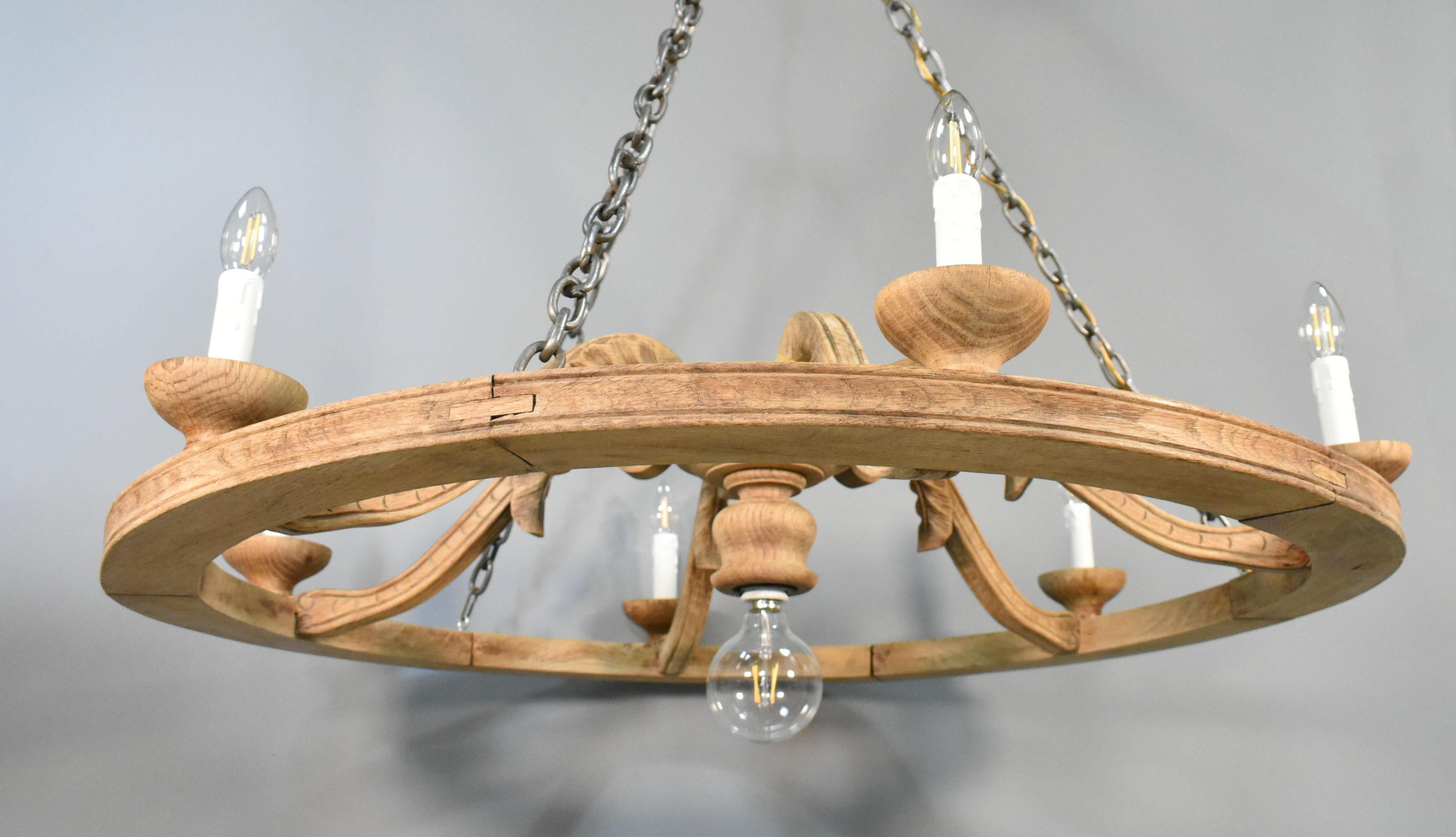 Grande lampadario francese in Oak stile Luigi XVI con sei bracci in vendita 6