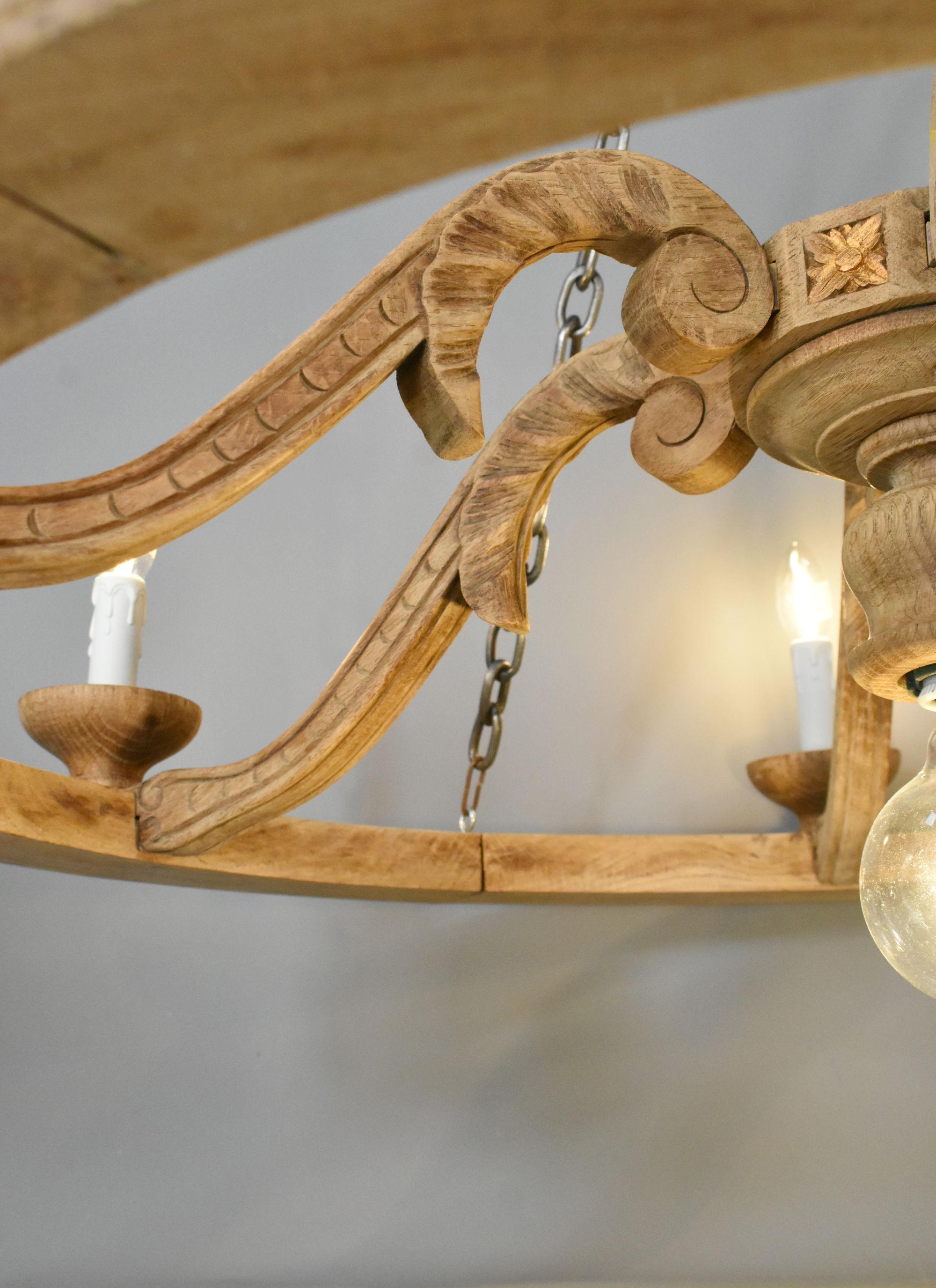 Grande lampadario francese in Oak stile Luigi XVI con sei bracci in vendita 7