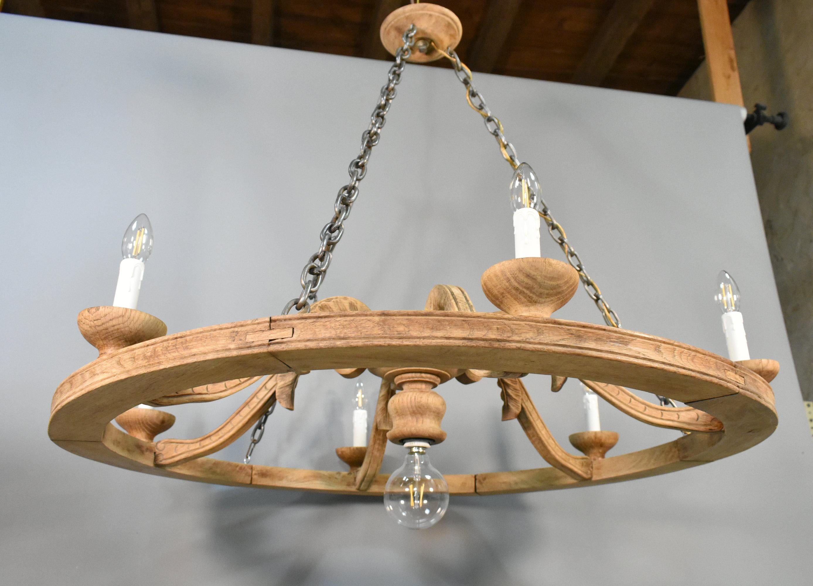 Grande lampadario francese in Oak stile Luigi XVI con sei bracci

Questo meraviglioso lampadario di grandi dimensioni in legno massiccio di Oak fa davvero un figurone.

È appeso a un rosone da soffitto tornito con tre catene d'acciaio fatte a mano.