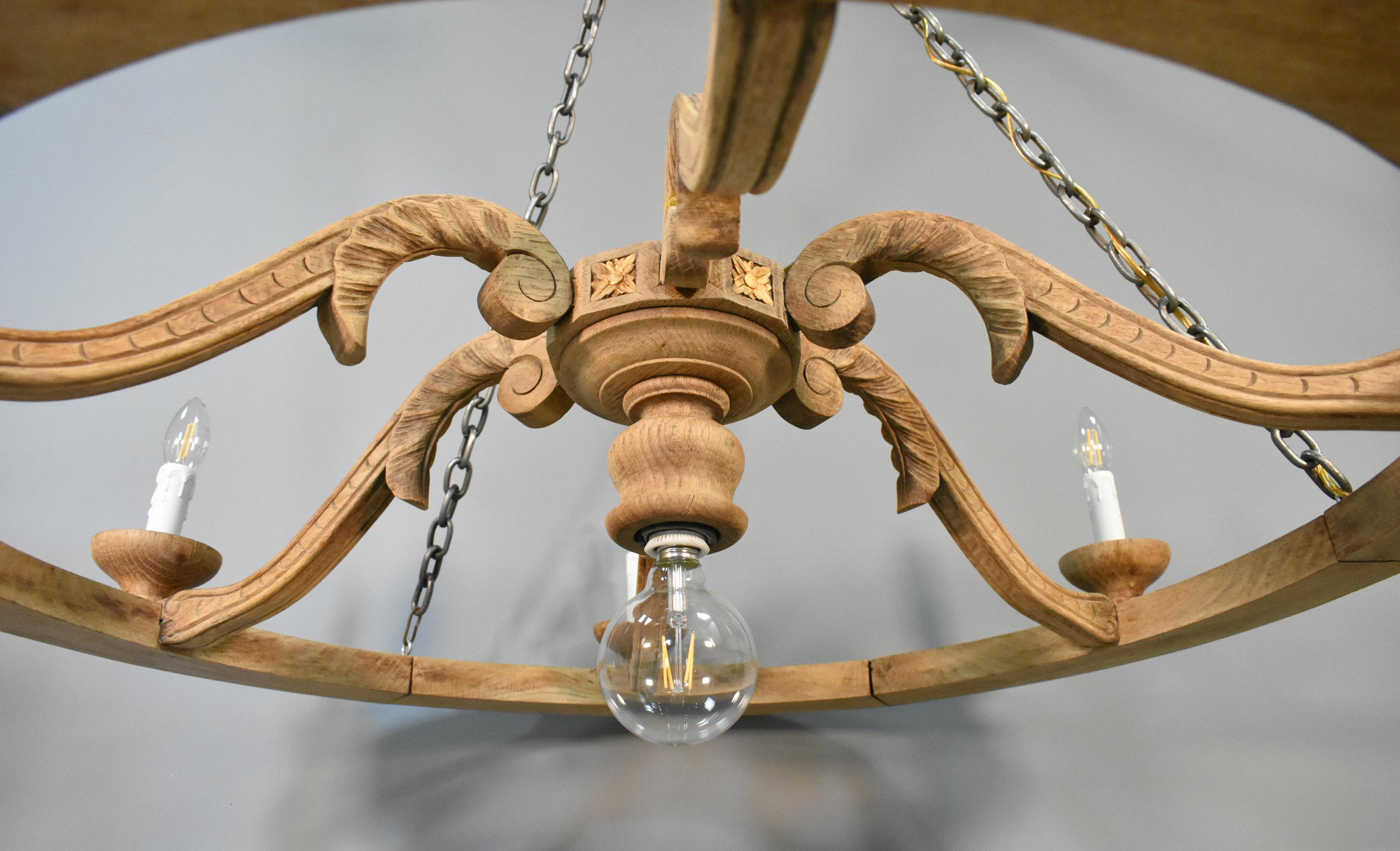 Francese Grande lampadario francese in Oak stile Luigi XVI con sei bracci in vendita