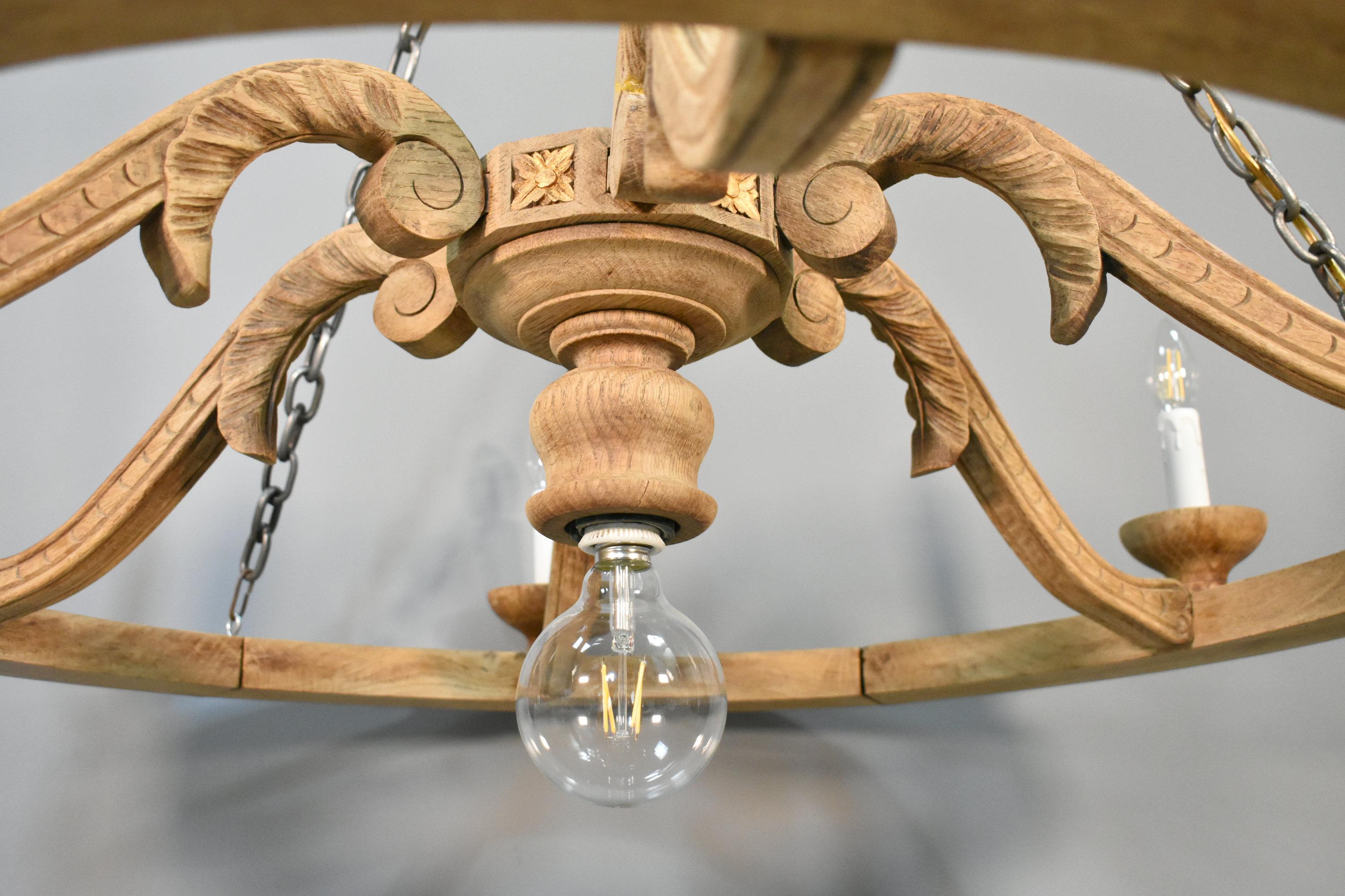 Intagliato Grande lampadario francese in Oak stile Luigi XVI con sei bracci in vendita