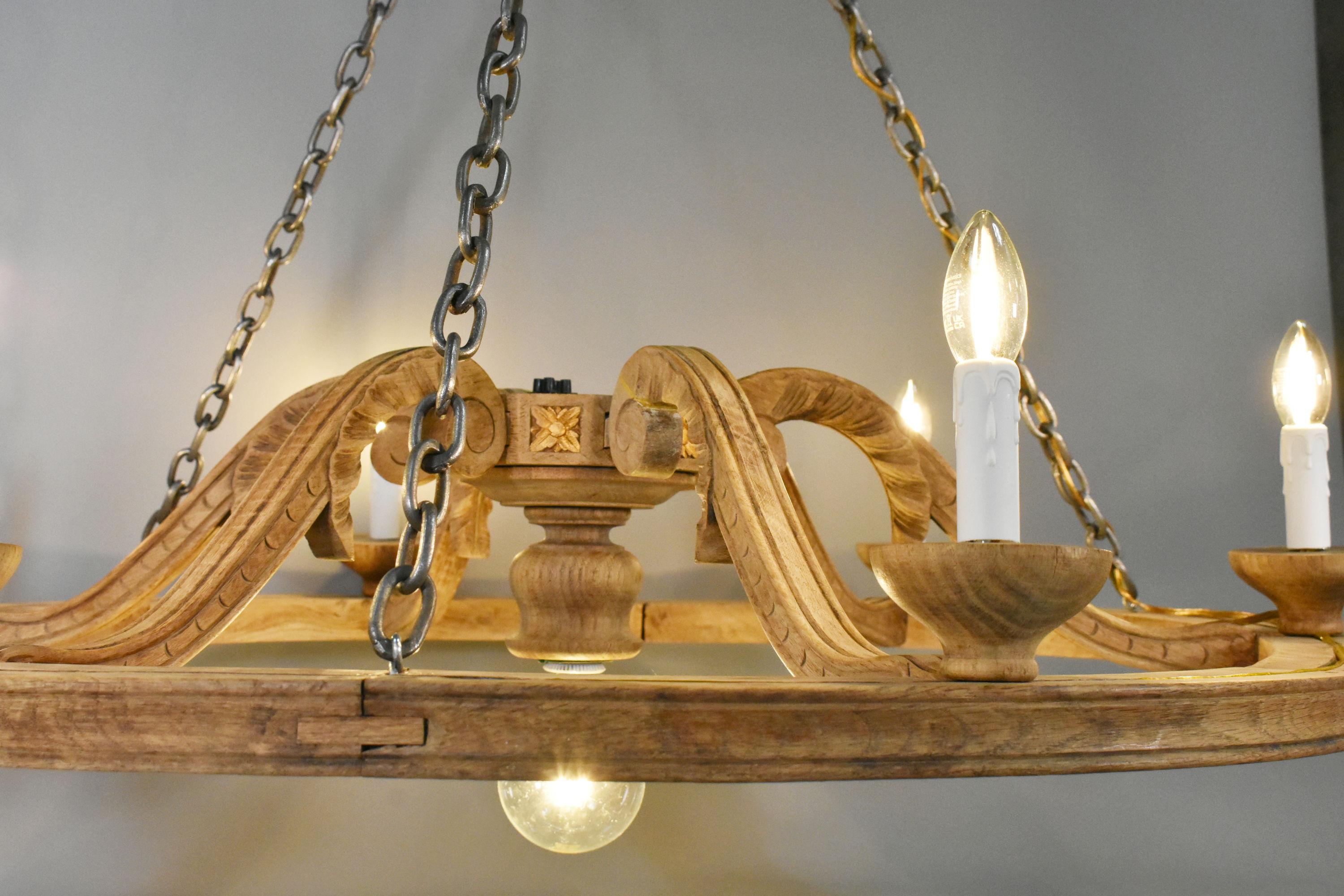 Grande lampadario francese in Oak stile Luigi XVI con sei bracci in vendita 2
