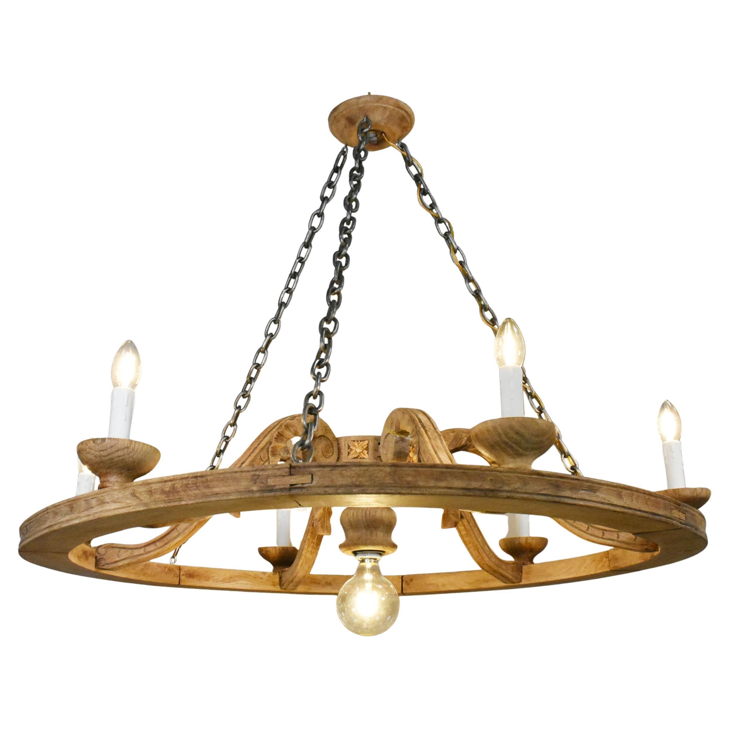 Grande lampadario francese in Oak stile Luigi XVI con sei bracci