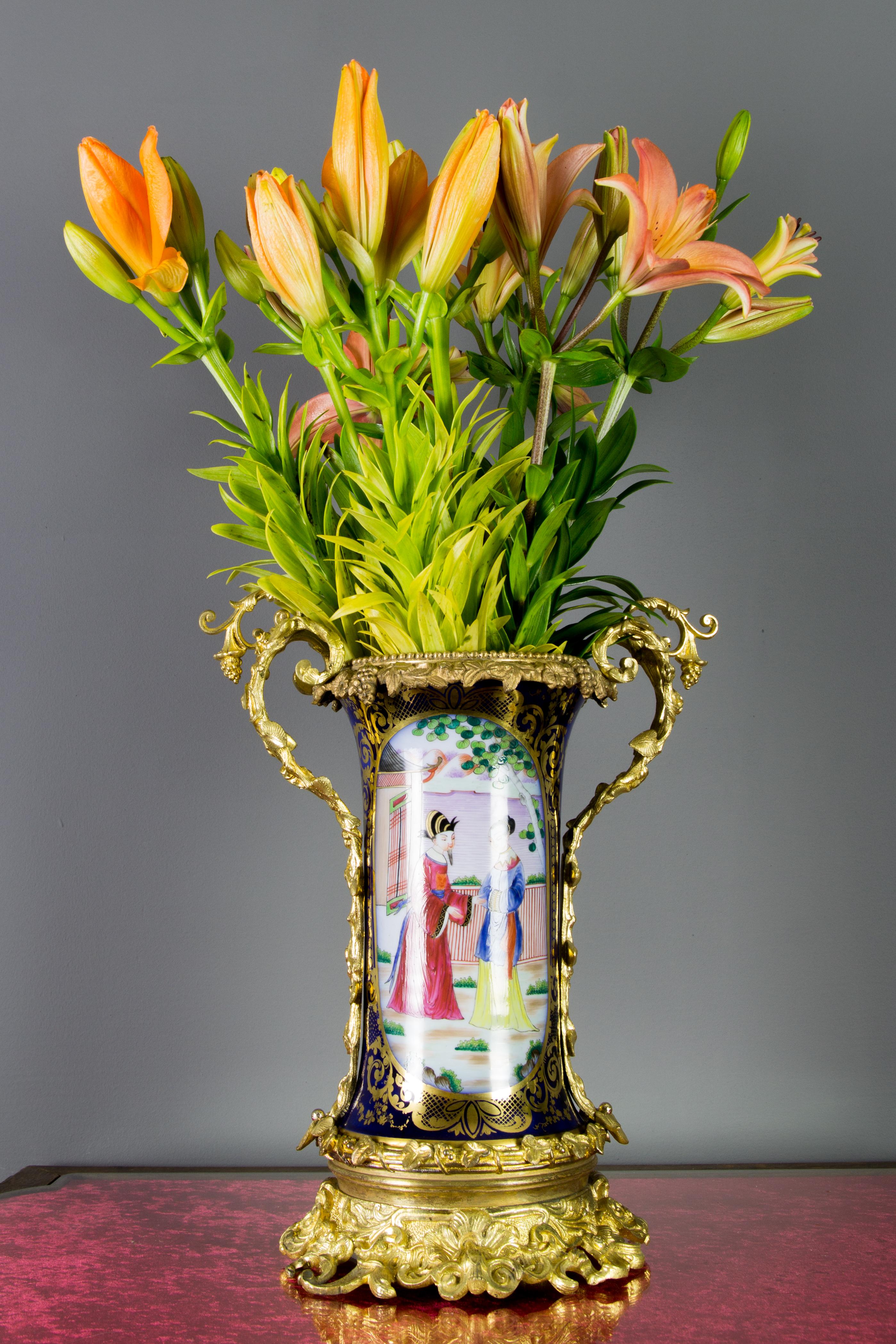 Große französische Tischlampe im Chinoiserie-Stil aus vergoldeter Bronze und handbemaltem Porzellan im Angebot 4