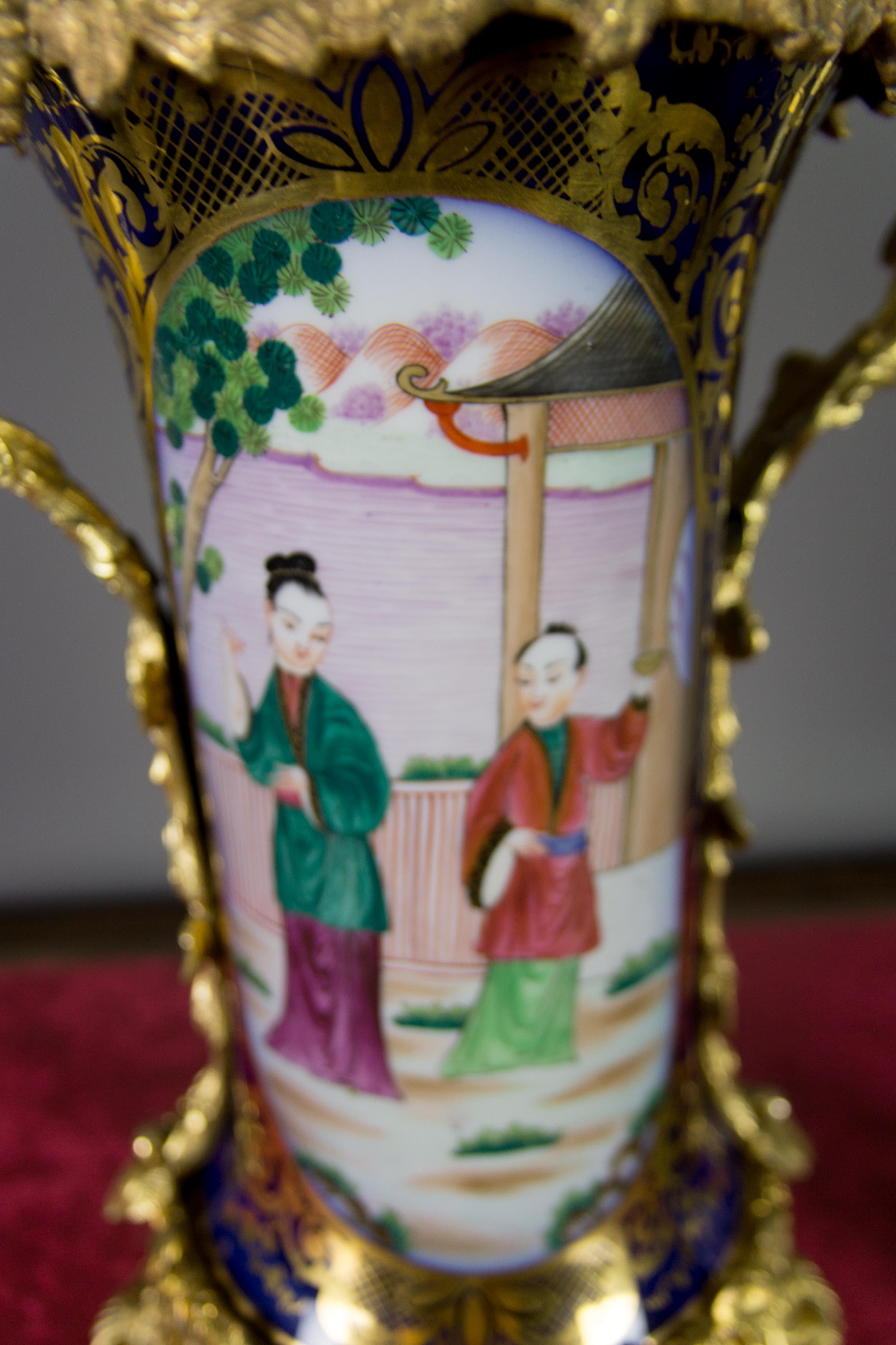 Große französische Tischlampe im Chinoiserie-Stil aus vergoldeter Bronze und handbemaltem Porzellan im Angebot 5