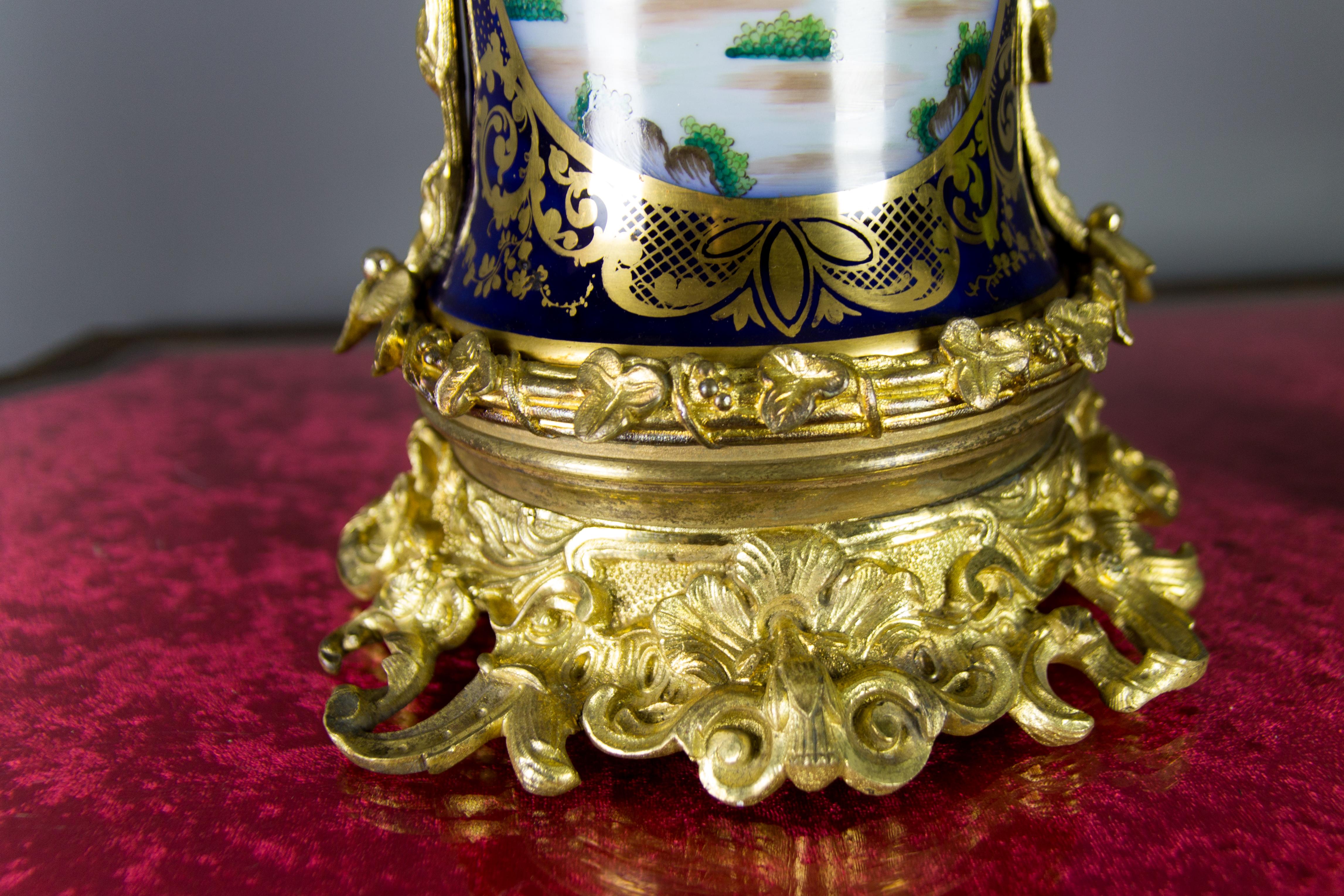 Grande lampe de bureau de style chinoiseries française en bronze doré et porcelaine peinte à la main en vente 5