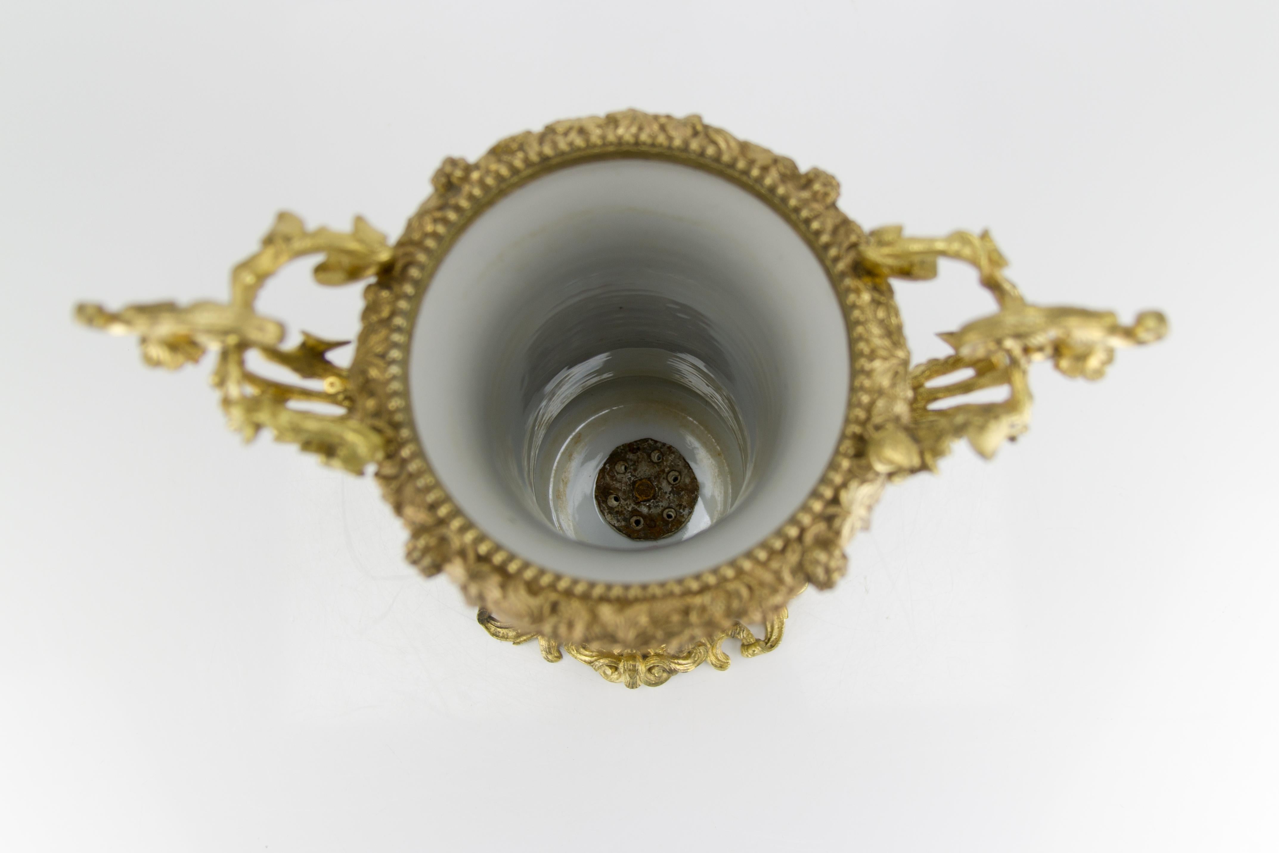 Große französische Tischlampe im Chinoiserie-Stil aus vergoldeter Bronze und handbemaltem Porzellan im Angebot 8