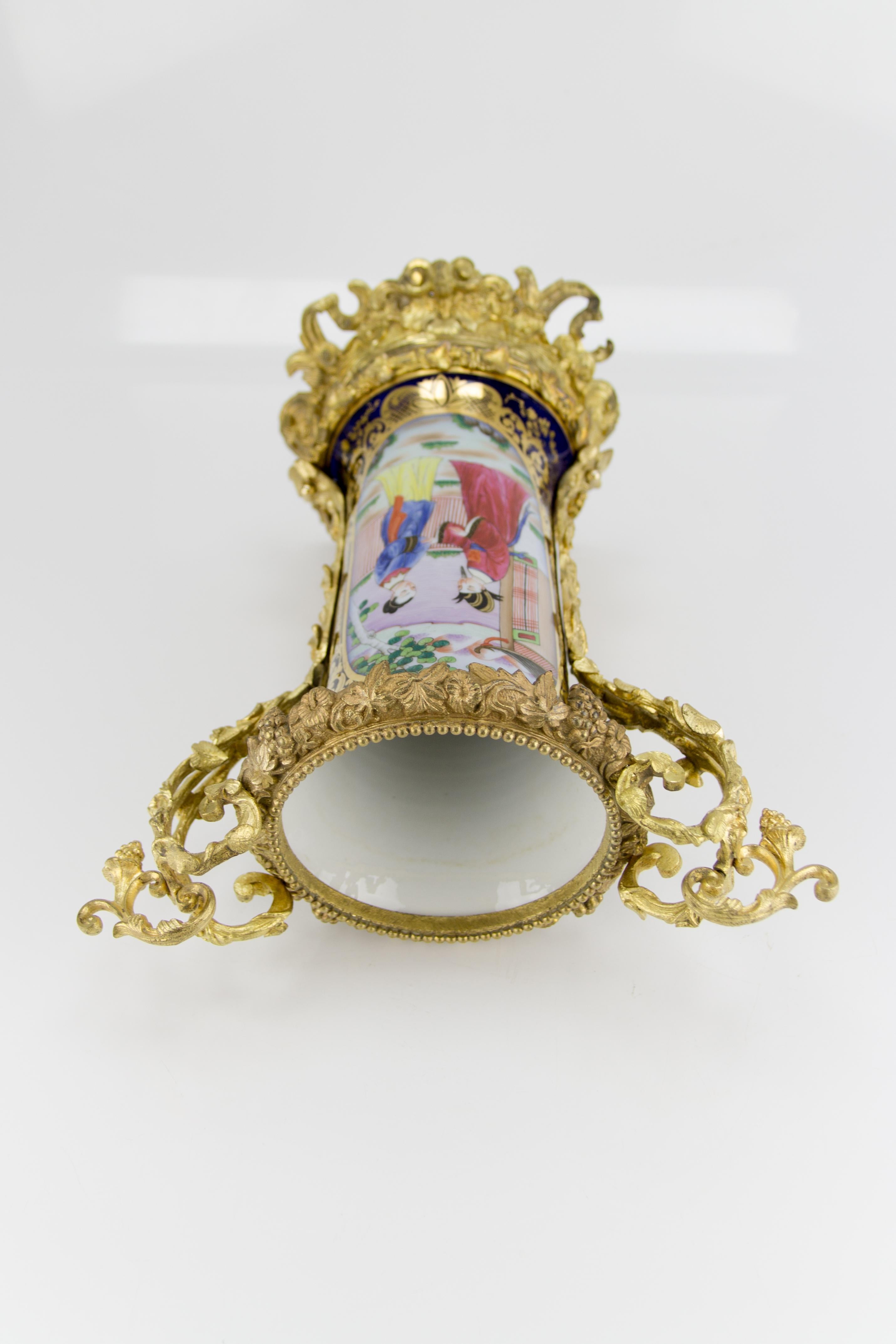 Große französische Tischlampe im Chinoiserie-Stil aus vergoldeter Bronze und handbemaltem Porzellan im Angebot 9