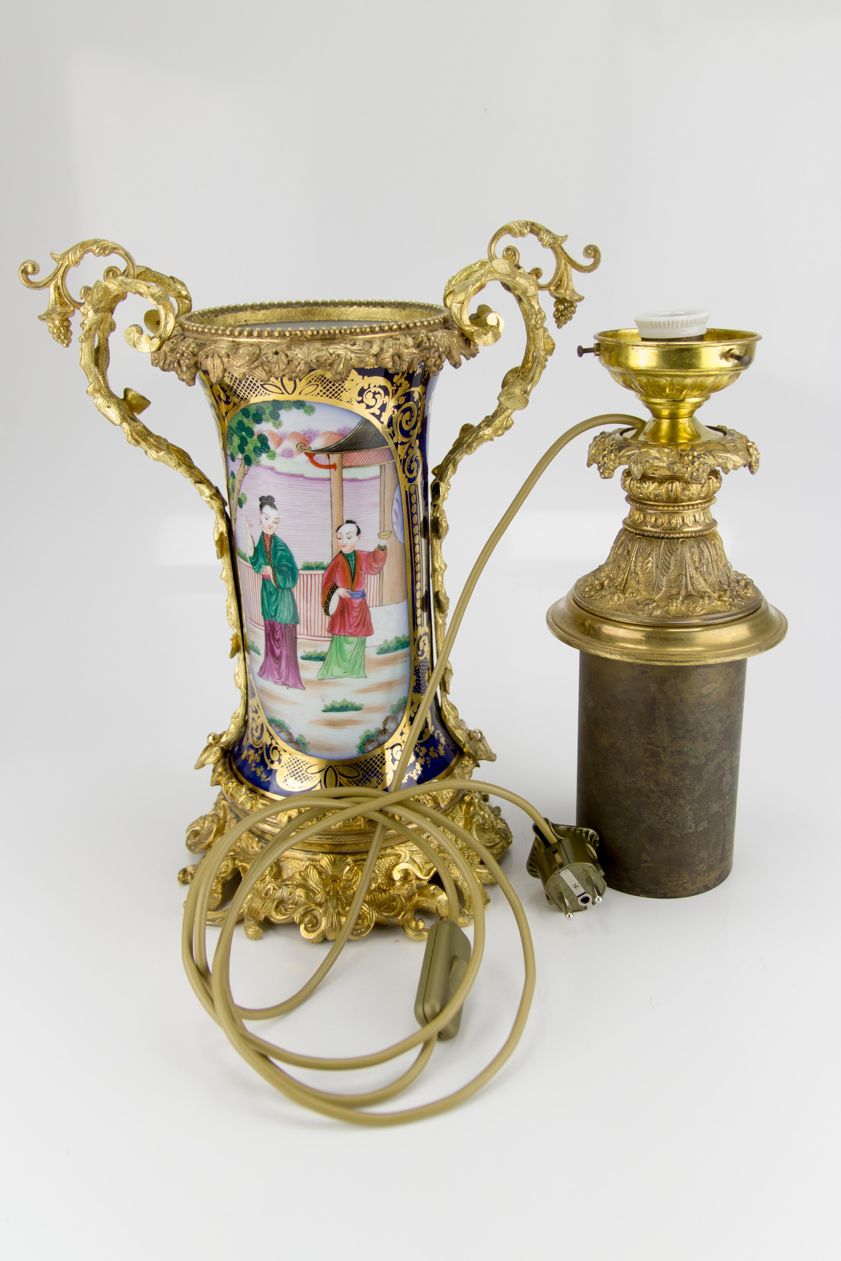 Große französische Tischlampe im Chinoiserie-Stil aus vergoldeter Bronze und handbemaltem Porzellan im Angebot 11