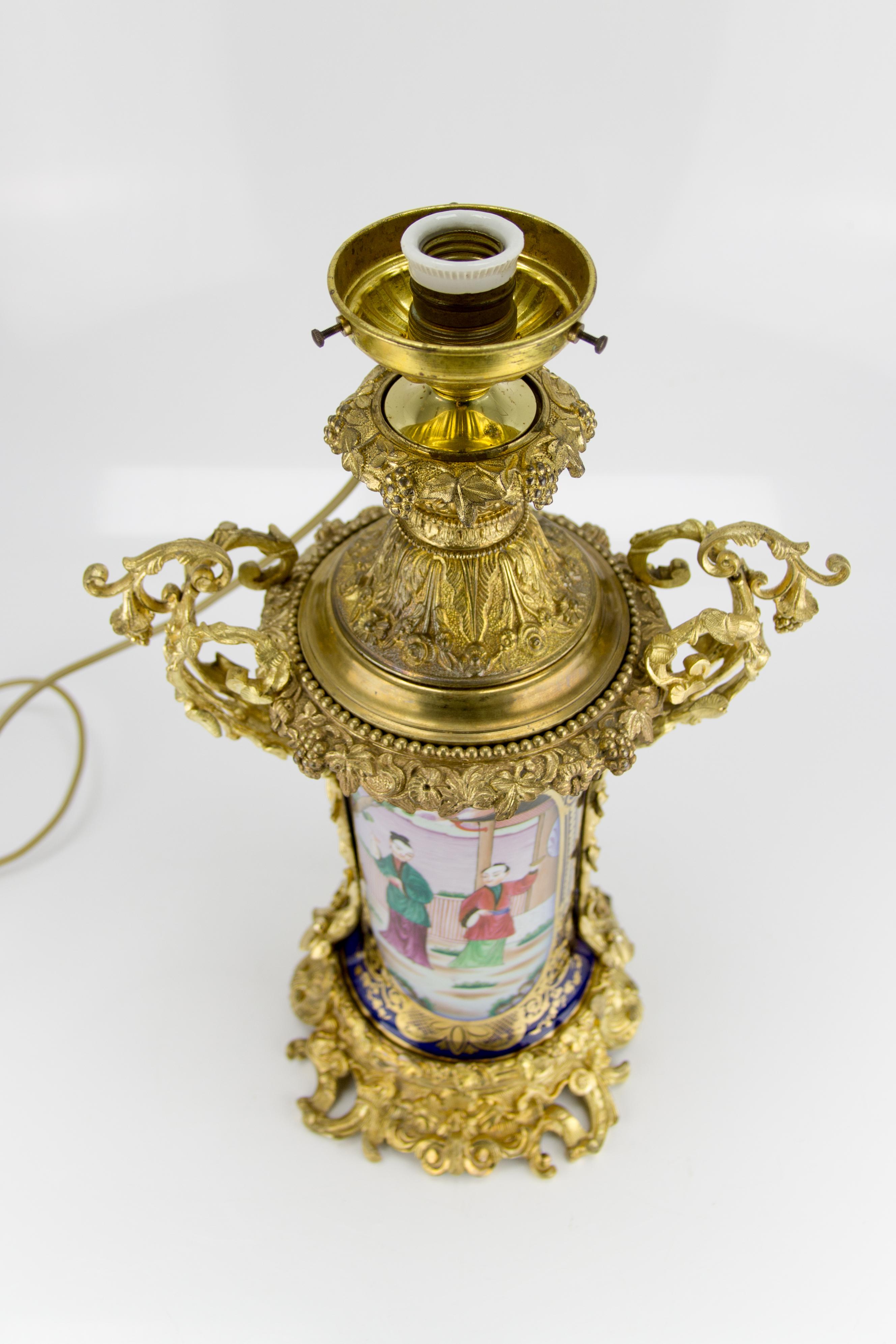 Large French Chinoiserie Style Gilt Bronze and Hand Painted Porcelain Table Lamp For Sale 14