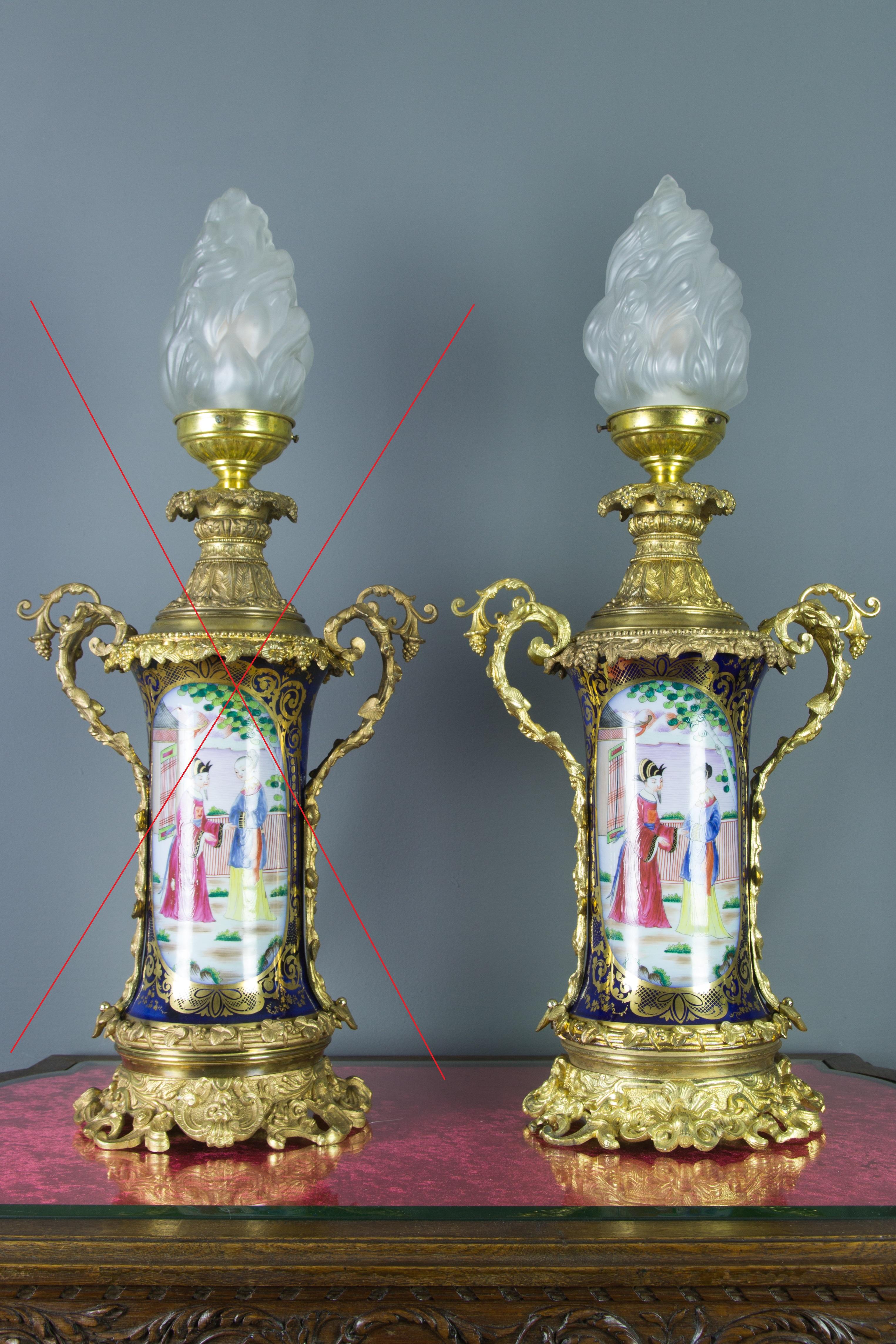 Große französische Tischlampe im Chinoiserie-Stil aus vergoldeter Bronze und handbemaltem Porzellan im Angebot 13